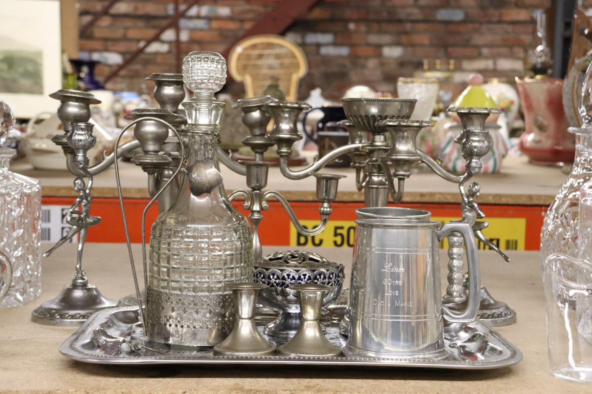 A QUANTITY OF SILVERPLATE TO INCLUDE CANDLEABRA'S, TRAY, TANKARDS, CANDLESTICKS, ETC.,