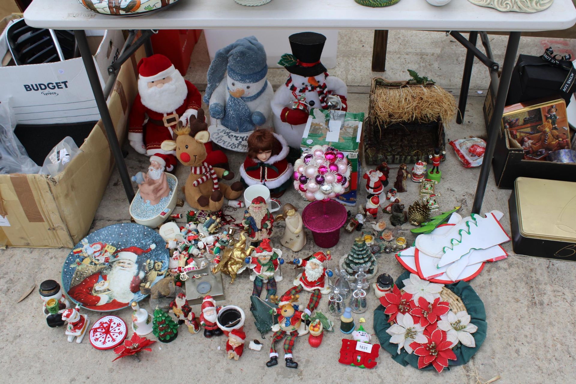 A LARGE ASSORTMENT OF CHRISTMAS ITEMS TO INCLUDE SNOWMEN, FIGURES AND PLATES ETC