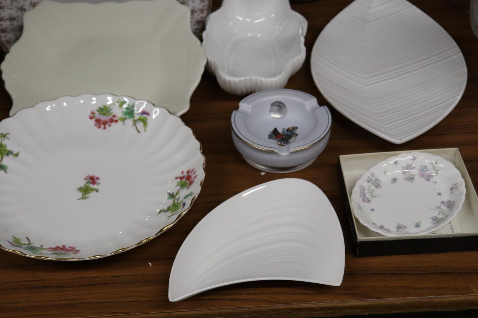 A COLLECTION OF PLATES TO INCLUDE CABINET PLATES AND TWO PIECES OF WEDGWOOD 'ETHEREAL' - Bild 2 aus 4