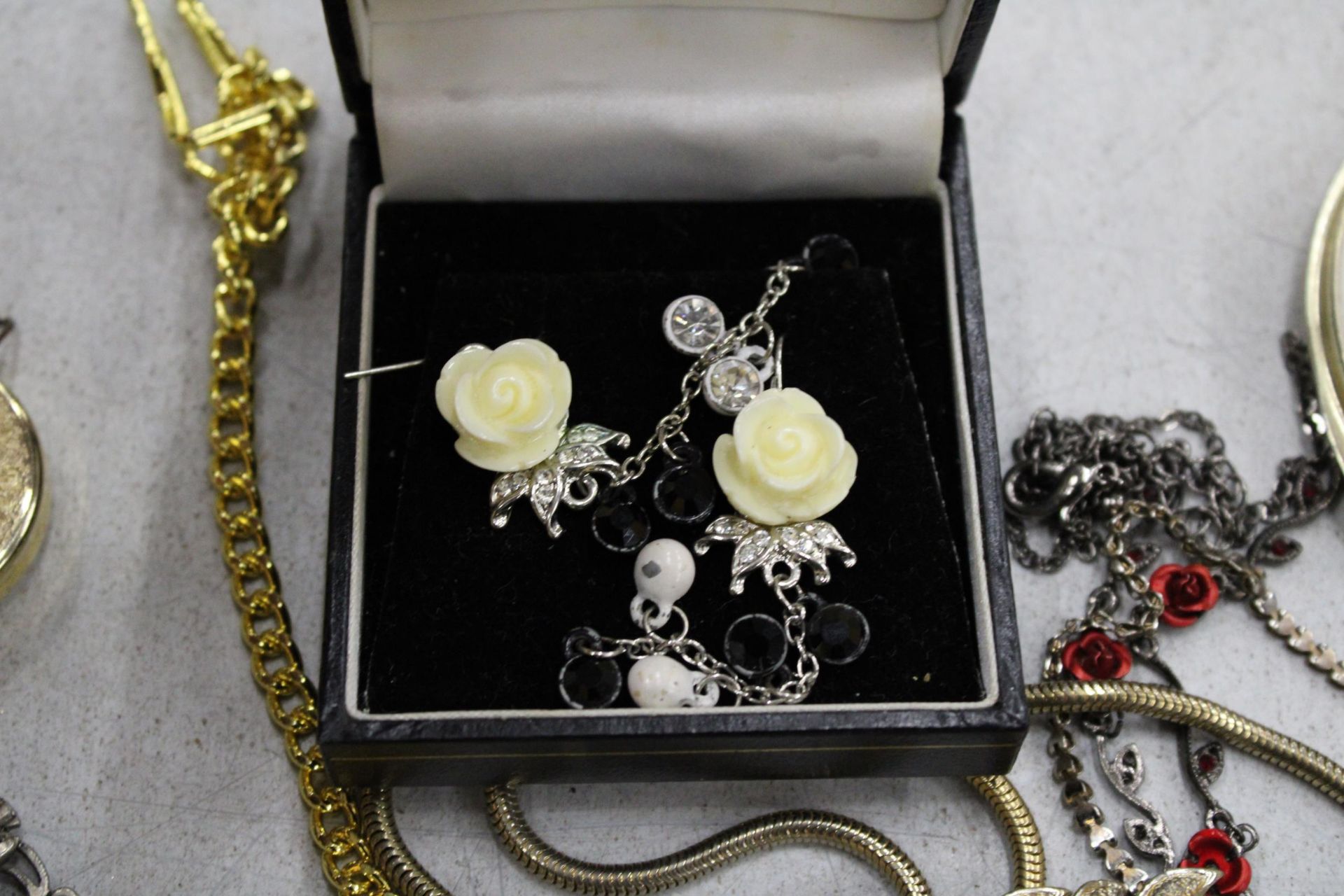 A QUANTITY OF COSTUME JEWELLERY TO INCLUDE CHAINS AND PENDANTS, RINGS, MODERN POCKET WATCHES, - Bild 5 aus 6