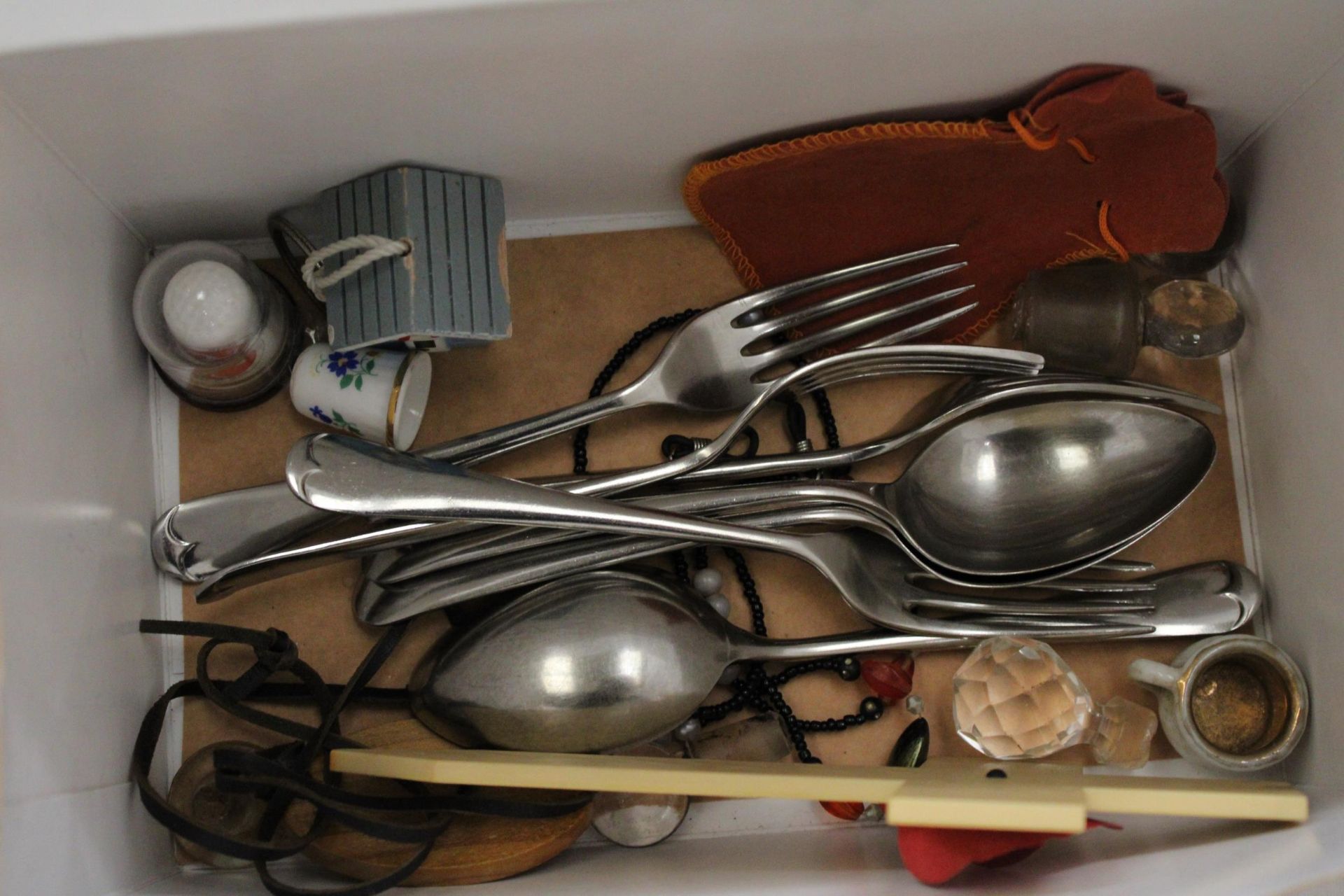 A MIXED LOT TO INCLUDE FLATWARE, PHOTO FRAMES,ETC - Image 6 of 7