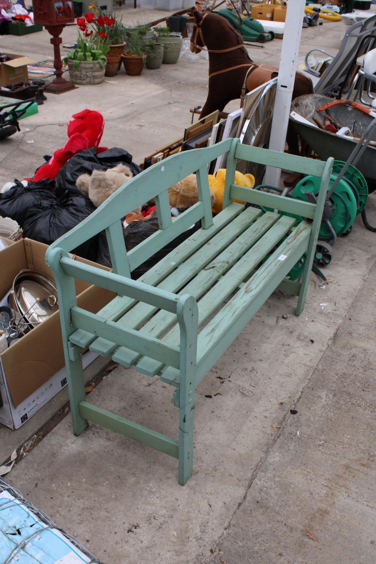 A WOODEN SLATTED GARDEN BENCH - Bild 2 aus 2