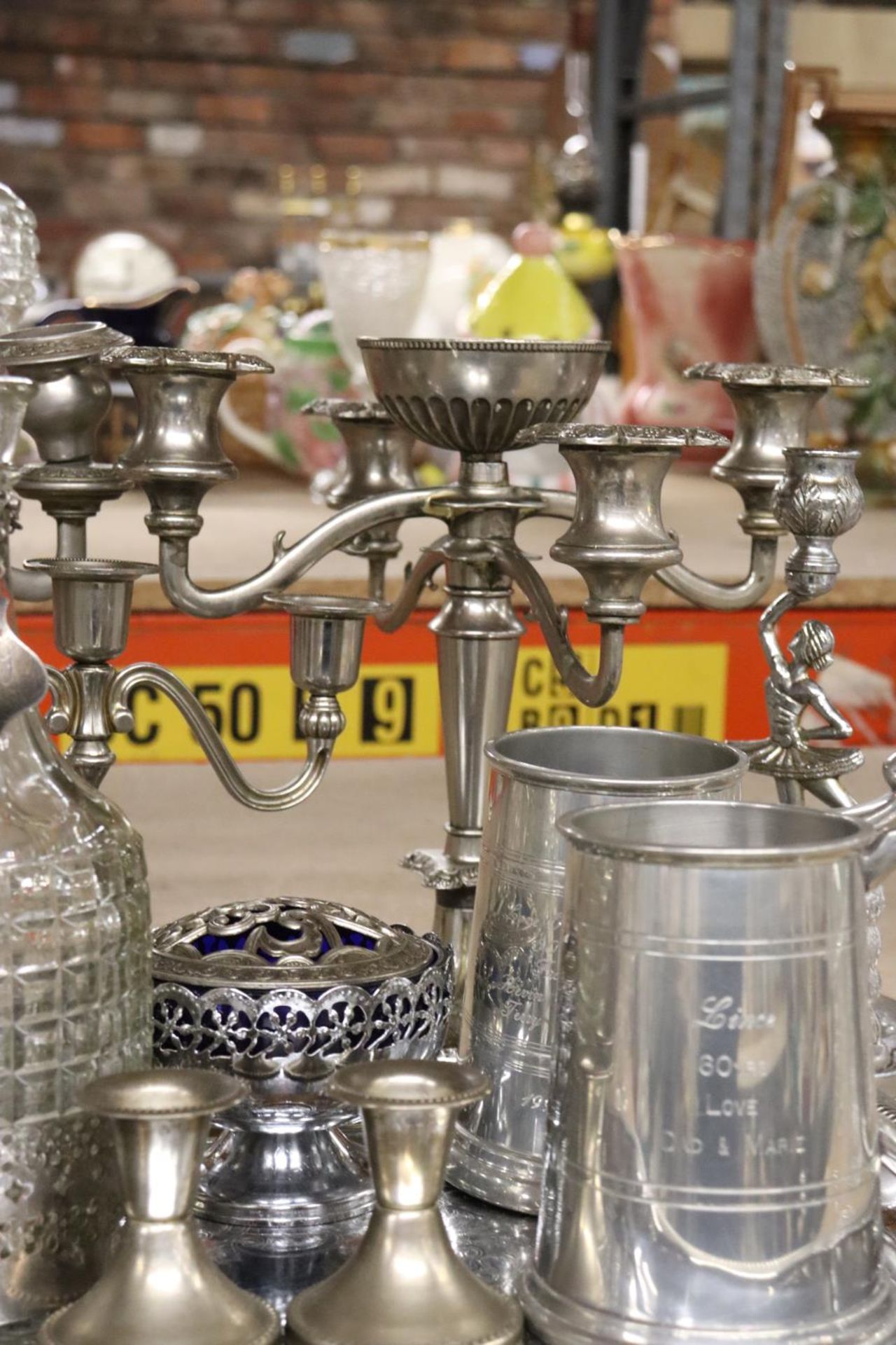 A QUANTITY OF SILVERPLATE TO INCLUDE CANDLEABRA'S, TRAY, TANKARDS, CANDLESTICKS, ETC., - Bild 5 aus 6