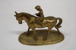 A DETAILED HEAVY BRASS HORSE AND JOCKEY FIGURE, HEIGHT 16CM, LENGTH 17CM