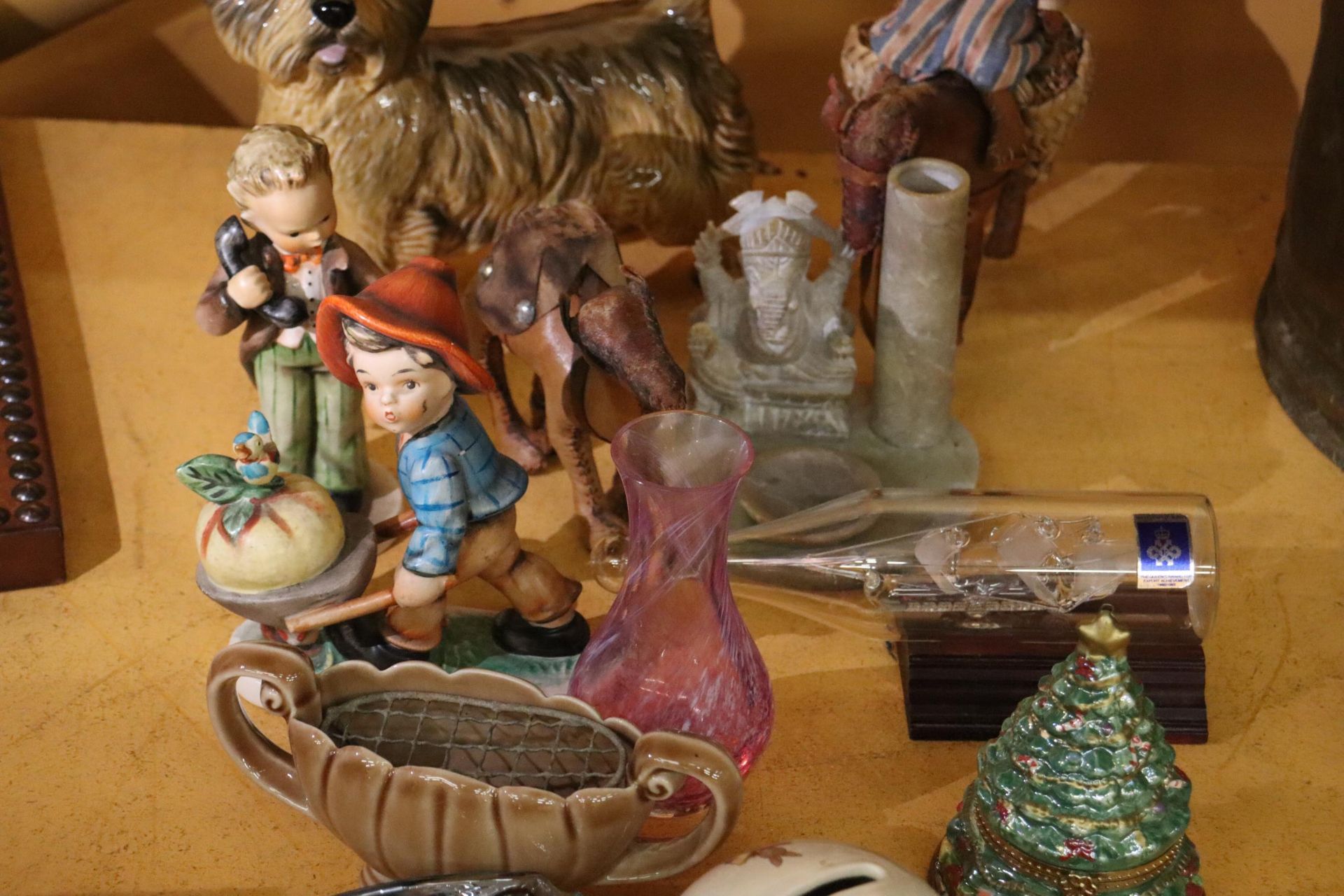 A LARGE LOT TO INCLUDE GOEBEL FIGURES, LEATHER CAMELS, ROYAL WORCESTER, ETC - Image 4 of 7