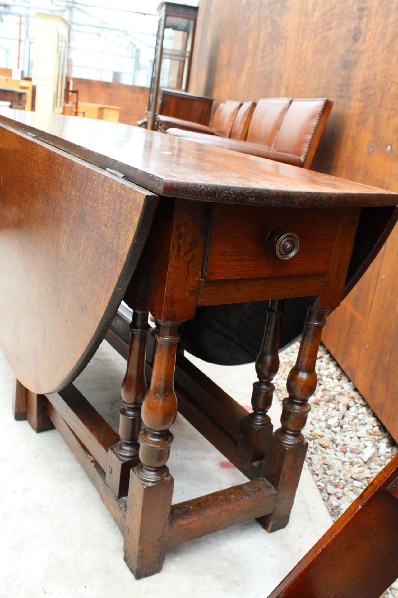 AN OAK GEORGE III OVAL GATE LEG DINING TABLE WITH TWO DRAWERS ON TURNED LEGS 59" X 53" OPENED - Bild 3 aus 6