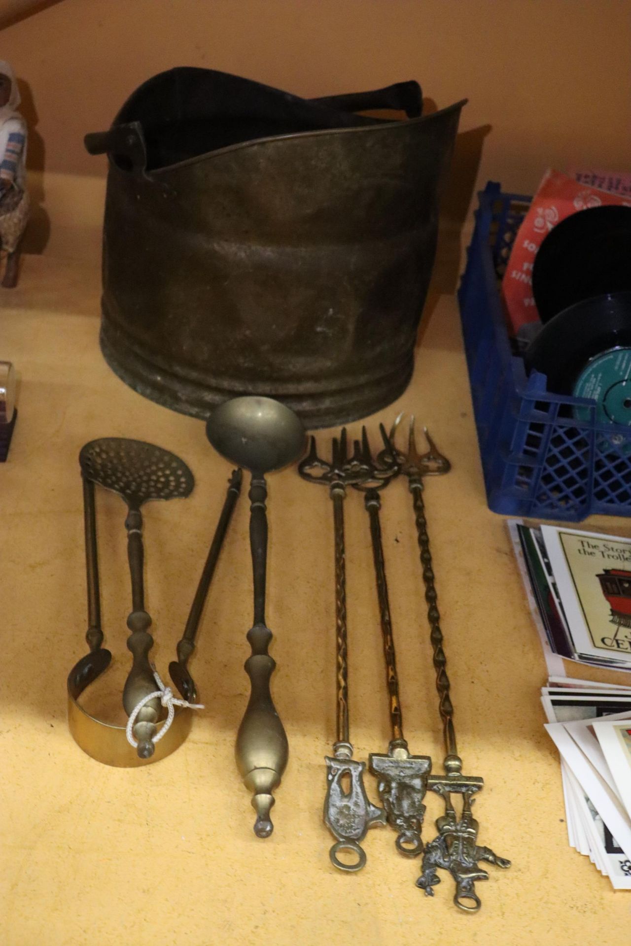 A BRASS COAL SCUTTLE AND A QUANTITY OF BRASS FIRESIDE ITEMS