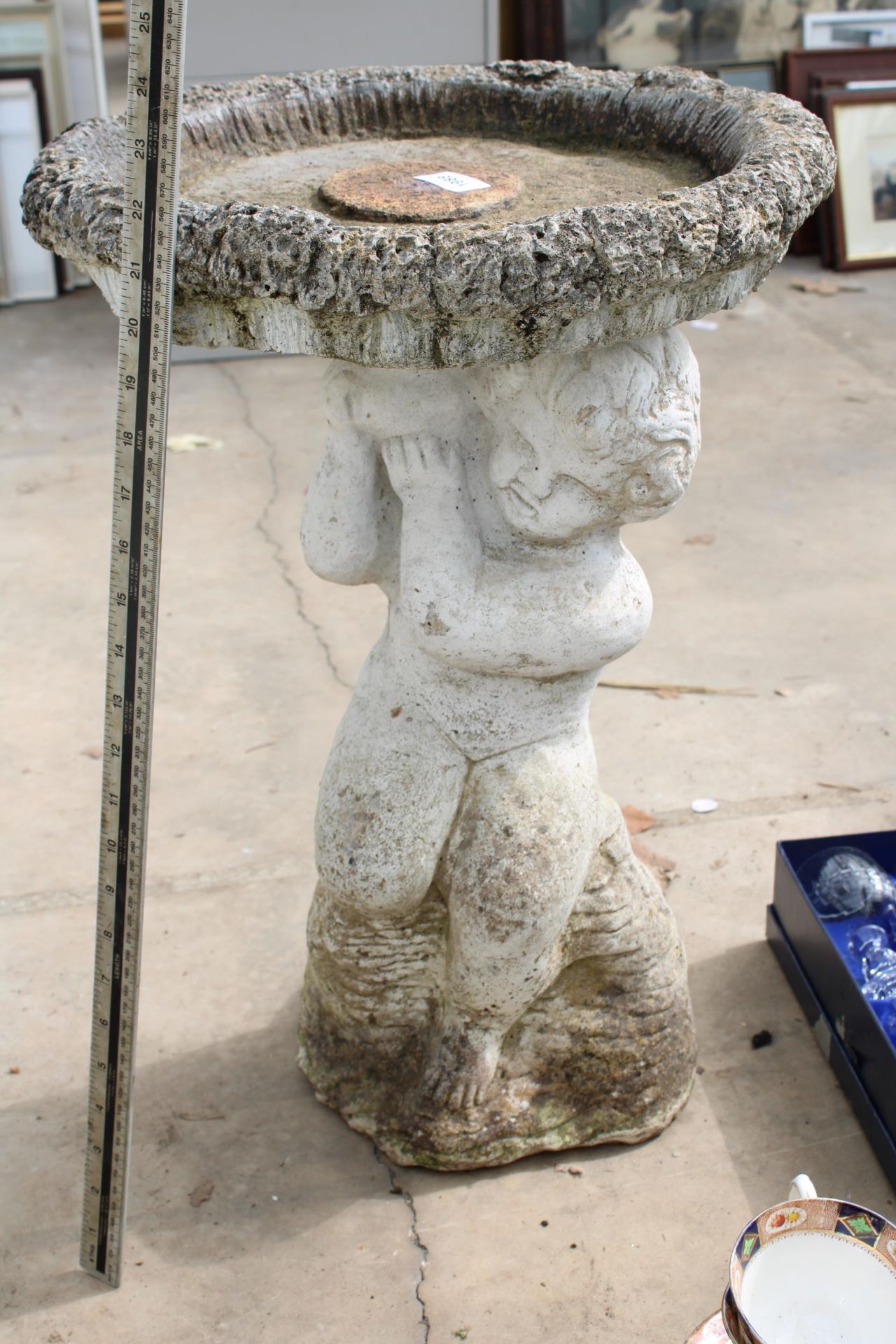 A CONCRETE BIRDBATH WITH CHERUB PEDESTAL BASE - Bild 2 aus 5