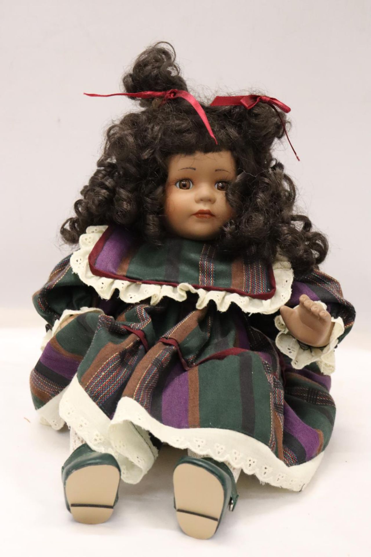 A VINTAGE CHINA DOLL IN SEATED POSE - Image 2 of 5