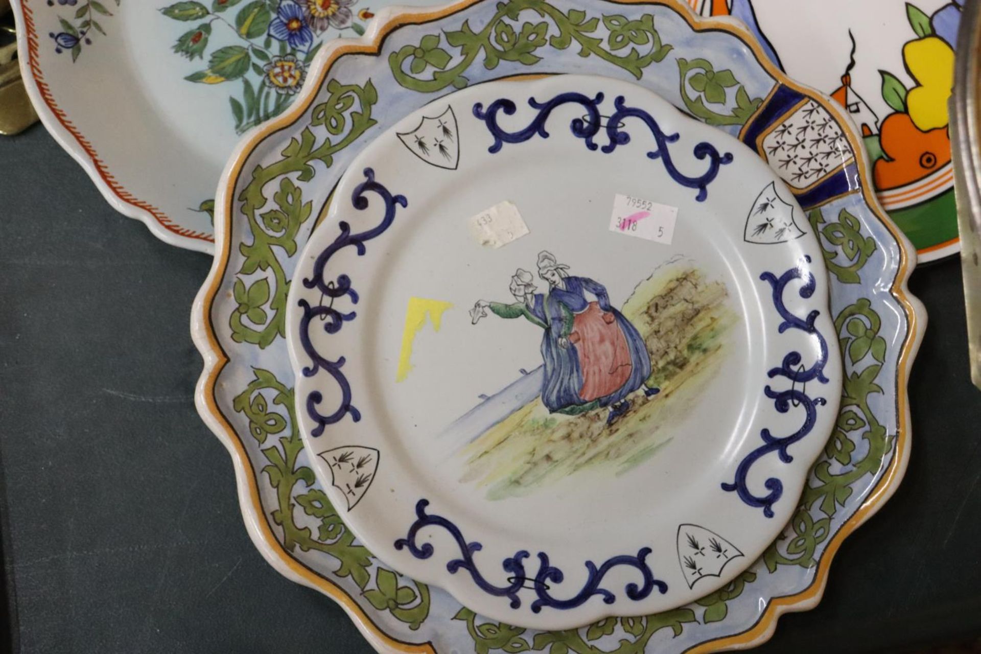 VARIOUS PLATES TO INCLUDE WEDGEWOOD AND A STAFFORDSHIRE POTTERY ORIENTAL BOWL - Image 5 of 5