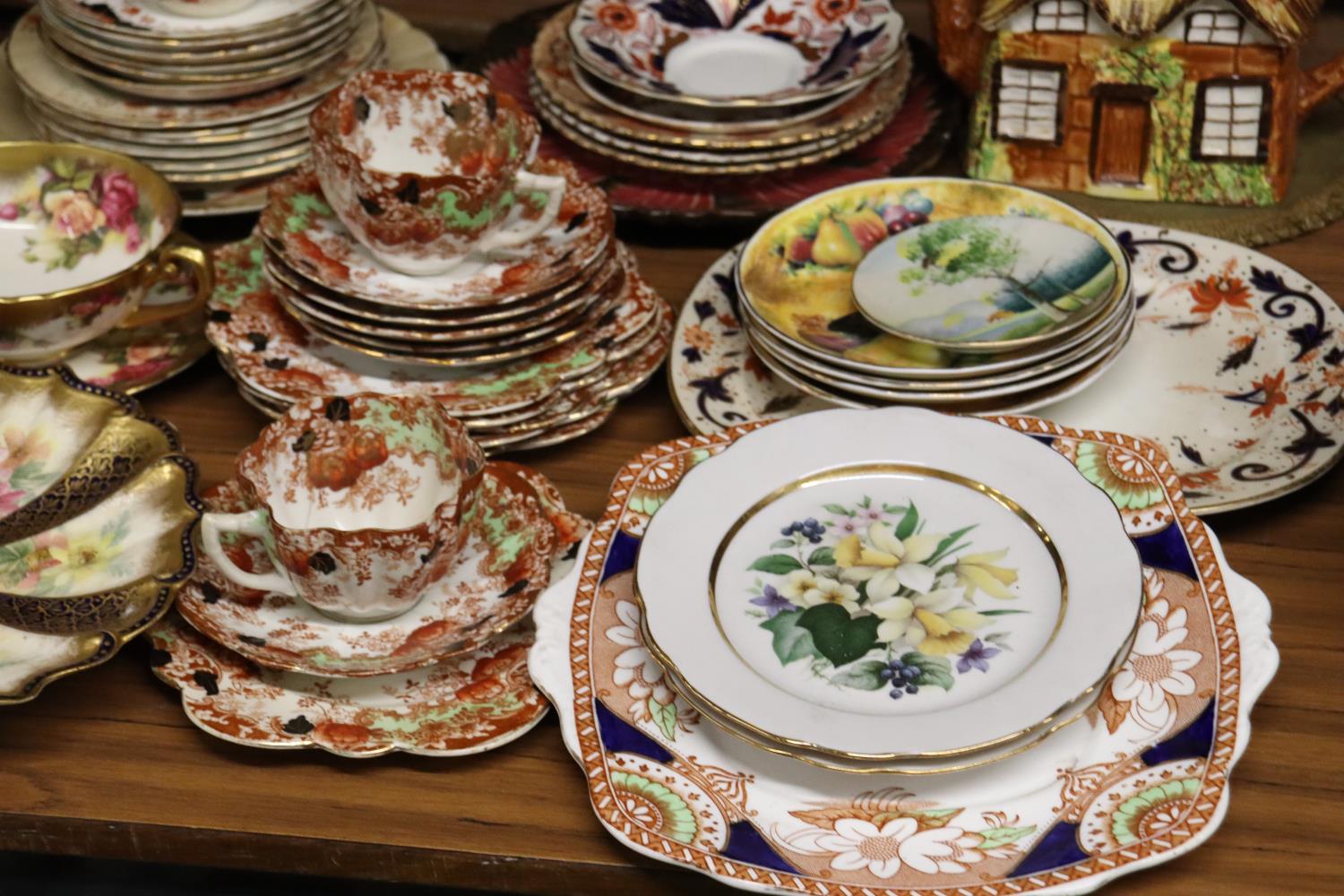 A LARGE QUANTITY OF TEAWARE, ETC TO INCLUDE VINTAGE CUPS, SAUCERS AND SIDE PLATES, A COTTAGE TEAPOT, - Image 3 of 4