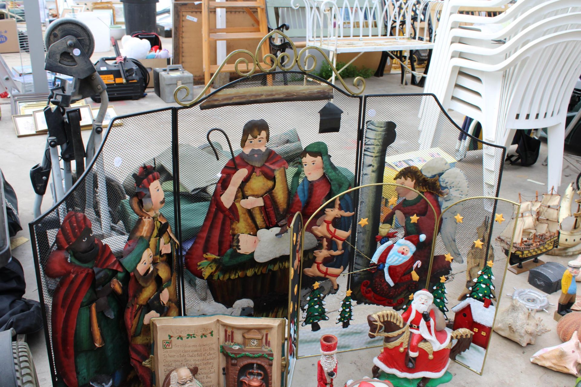 AN ASSORTMENT OF CHRISTMAS ITEMS TO INCLUDE A NATIVITY FIRE SCREEN, SANTA FIGURES AND ORNAMENTS ETC - Image 2 of 5