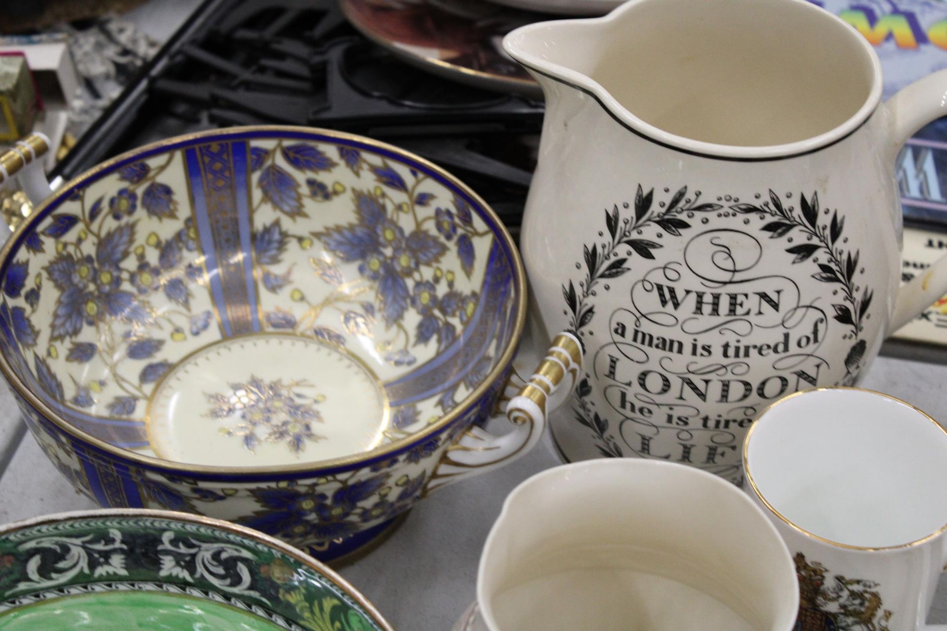 A LARGE QUANTITY OF CERAMIC ITEMS TO INCLUDE A WEDGWOOD 'THE LONDON JUG', NORITAKE AND MALING BOWLS, - Image 5 of 6