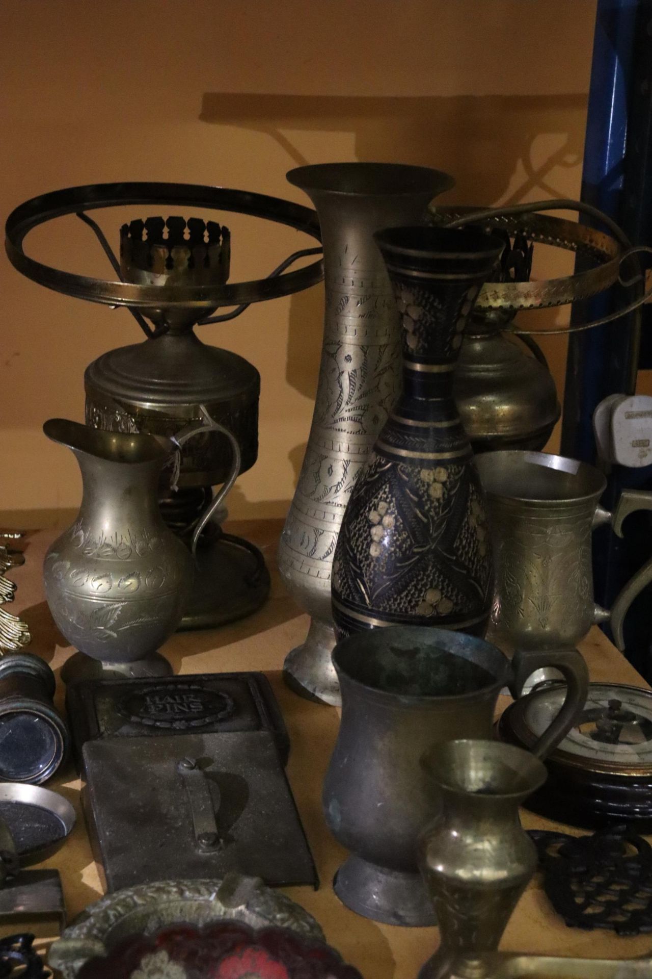 A LARGE QUANTITY OF BRASSWARE TO INCLUDE LAMP BASES, DOOR FURNITURE, VASES, JUGS, BOWLS, ETC - Image 5 of 6