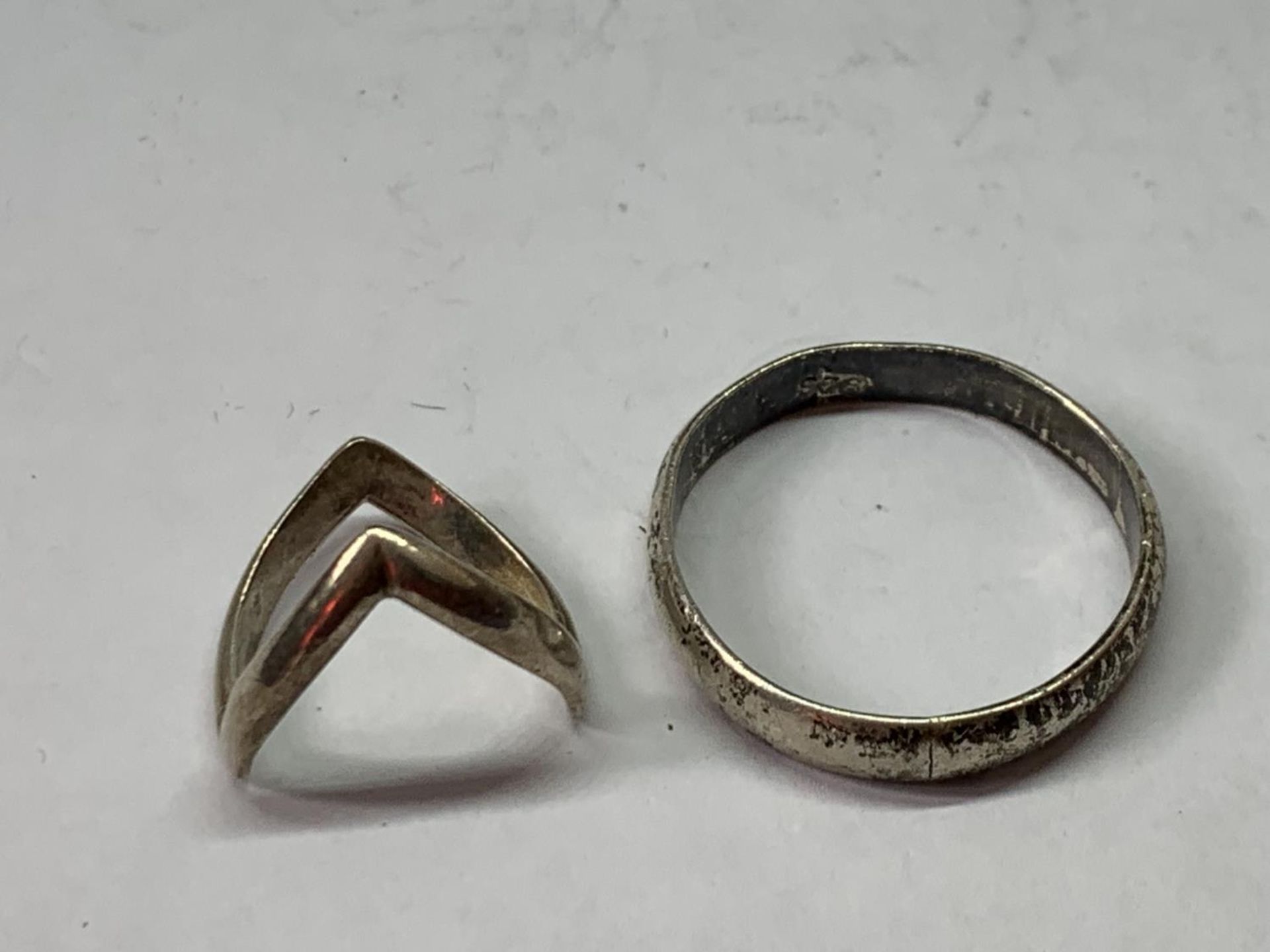 FIVE SILVER RINGS - Image 3 of 3