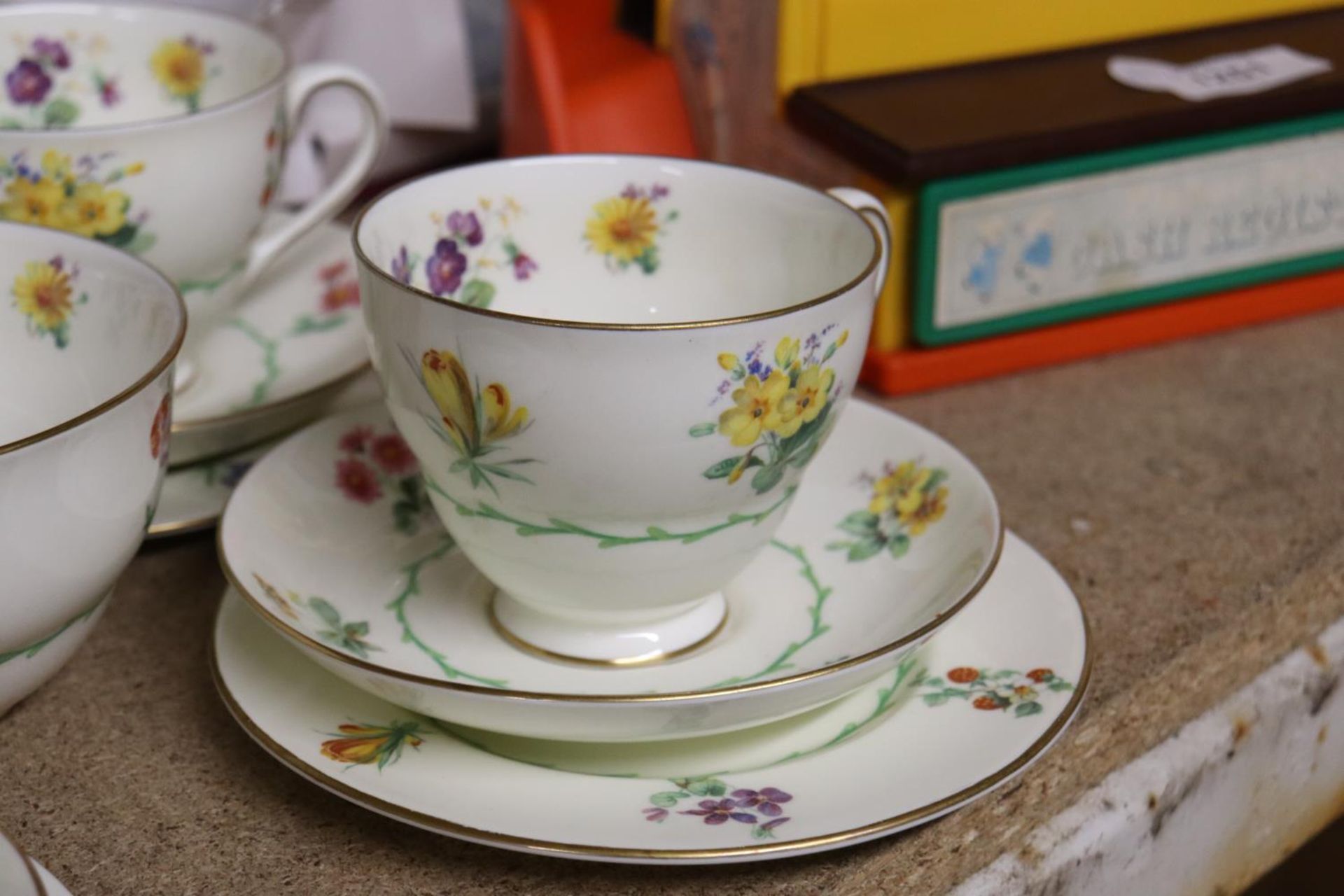 A VINTAGE ROYAL DOULTON TEASET, PALE YELLOW WITH SPRING FLOWERS, TO INCLUDE A CREAM JUG, SUGAR BOWL, - Image 4 of 6