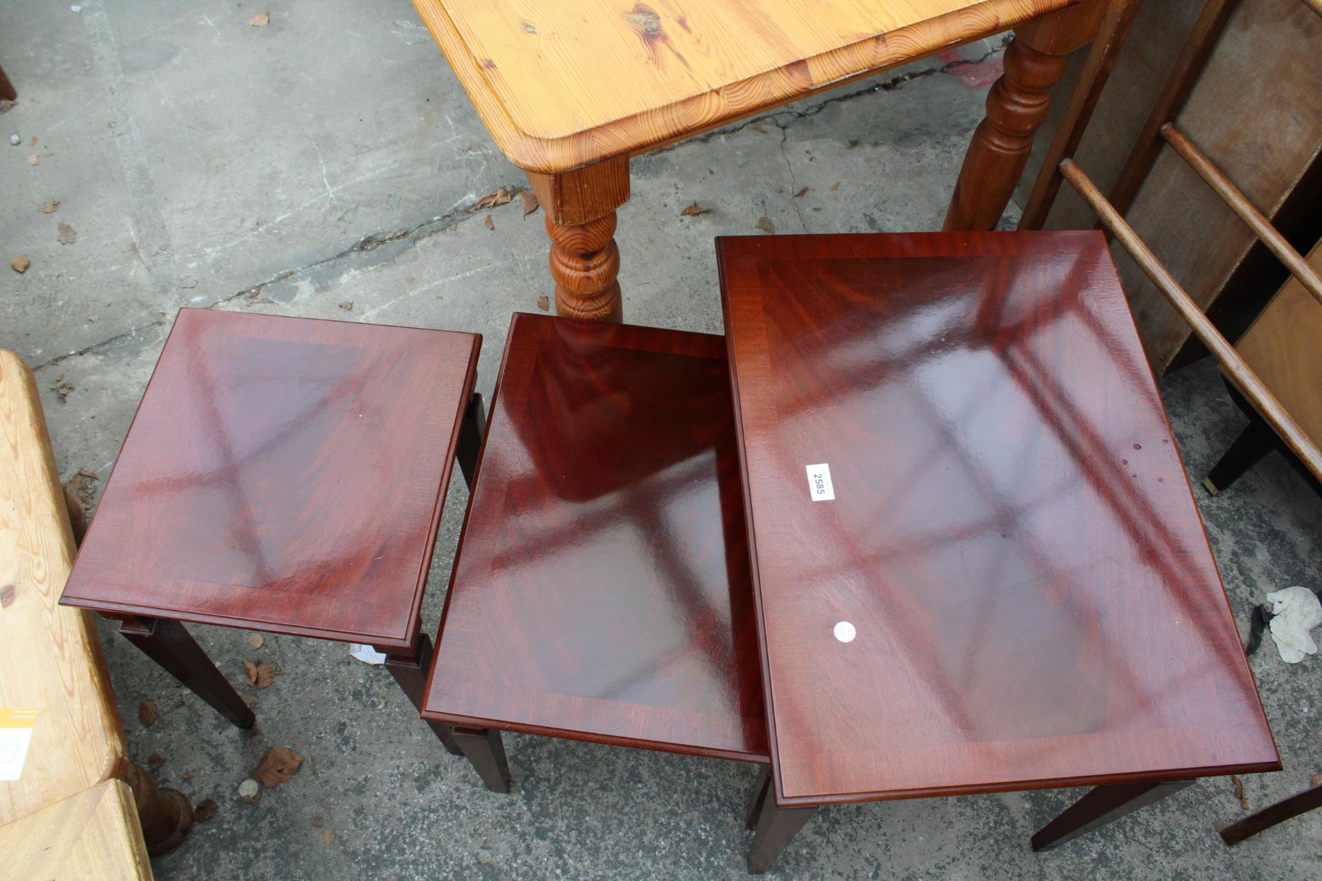 A NEST OF THREE MAHOGANY TABLES - Bild 2 aus 2