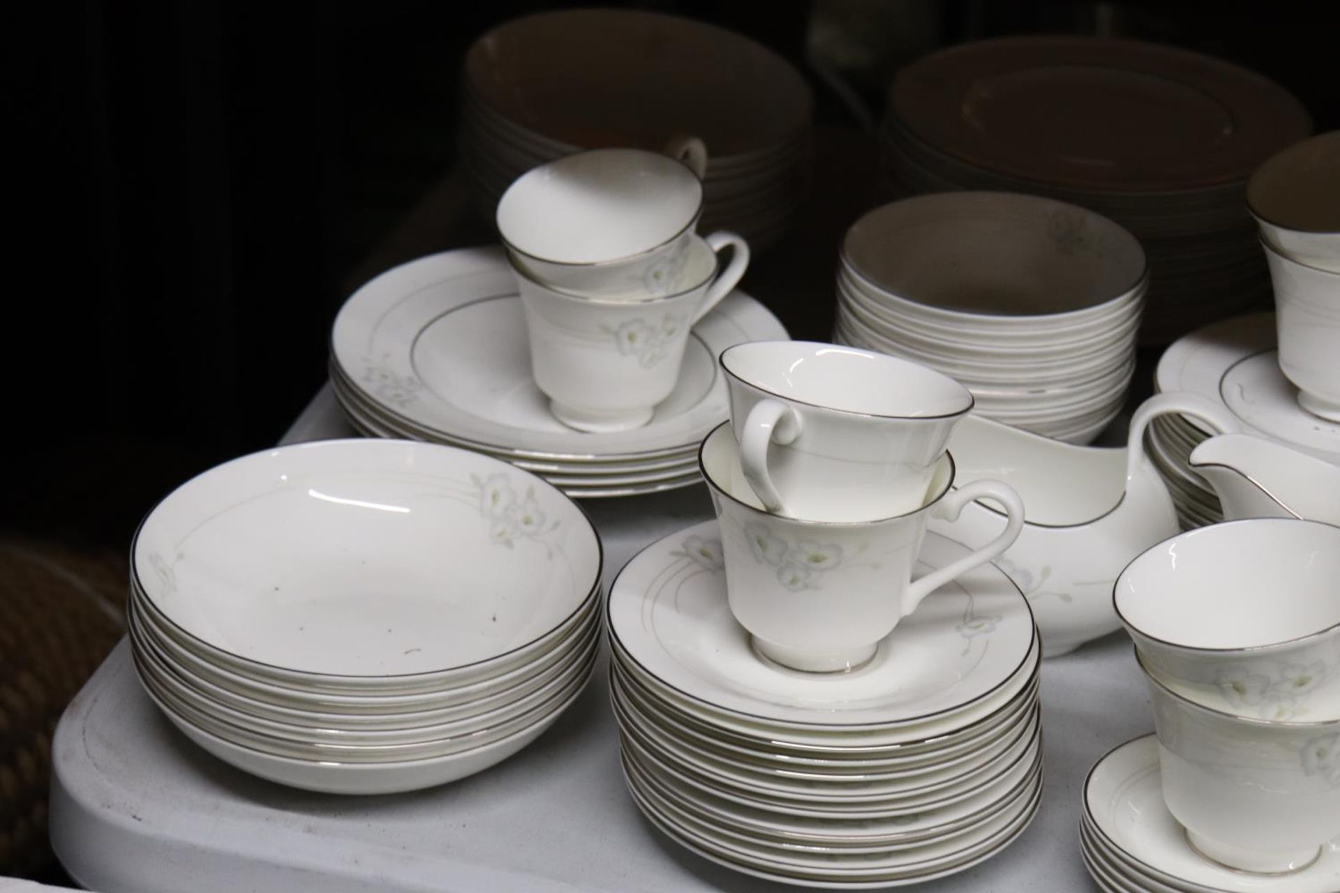 A LARGE QUANTITY OF ROYAL DOULTON "MYSTIQUE" TO INCLUDE DINNER PATES, SAUCE BOAT, SERVING BOWLS, - Image 2 of 5