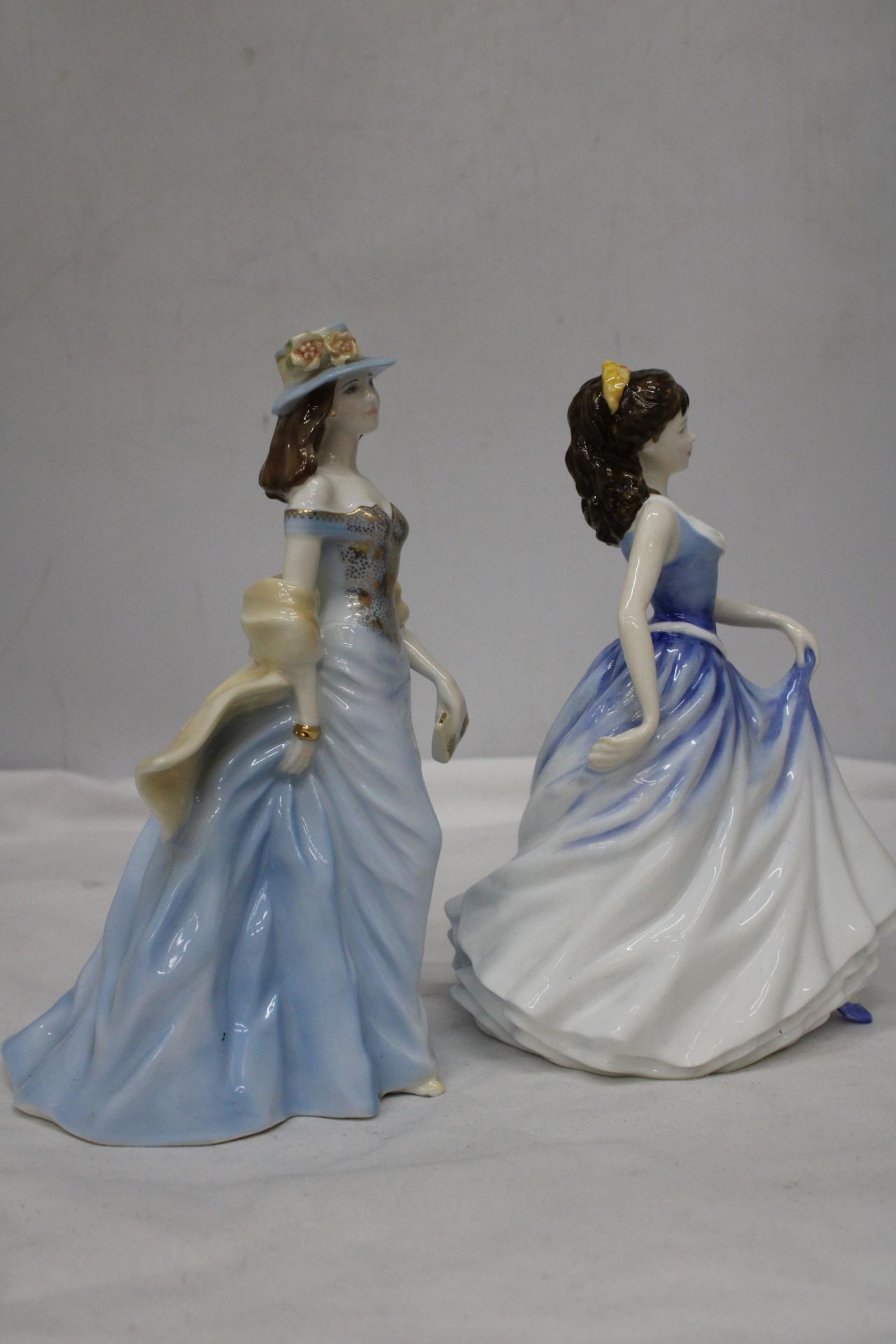 A ROYAL DOULTON FIGURE "MICHELLE" HN 4158 AND A ROYAL WOICESTER FIGURE "LOUISE" - Image 5 of 7