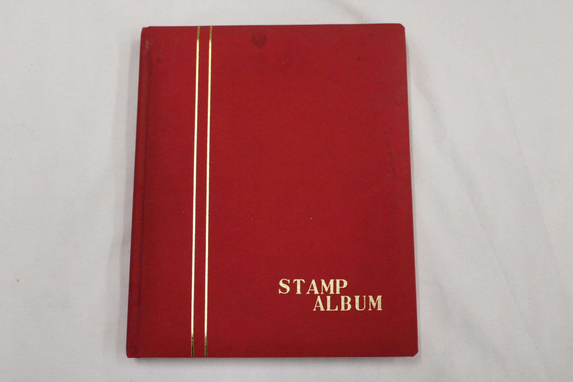 A STAMP ALBUM CONTAINING A VARIETY OF STAMPS TO INCLUDE SHIPS, AIRCRAFT, CHRISTMAS, EUROPEAN - Bild 5 aus 5