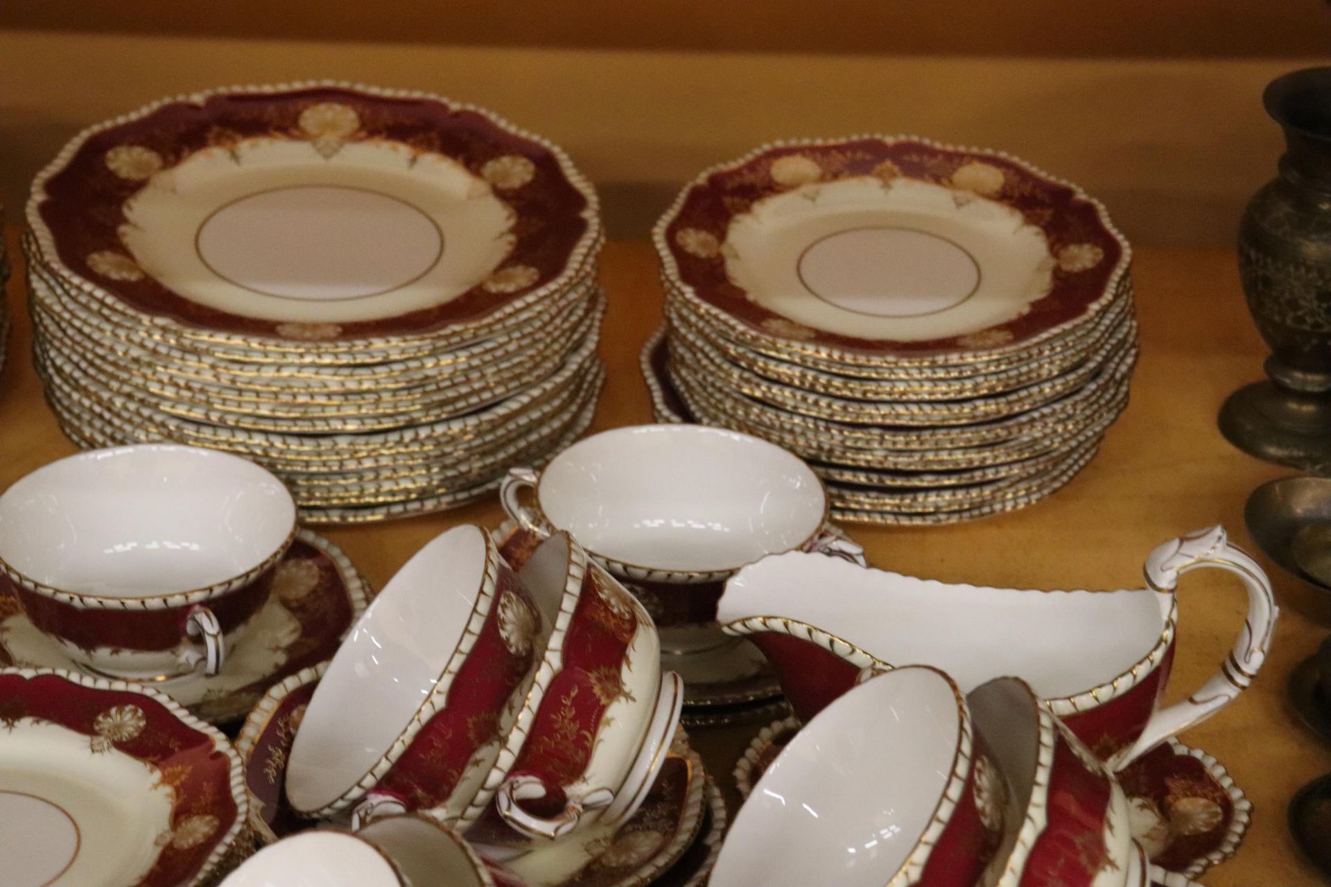 AN EIGHTY EIGHT PIECE ROYAL WORCESTER HATFIELD RED DINNER SERVICE GOLD SHELLS AND LEAVES WITH A - Image 5 of 7
