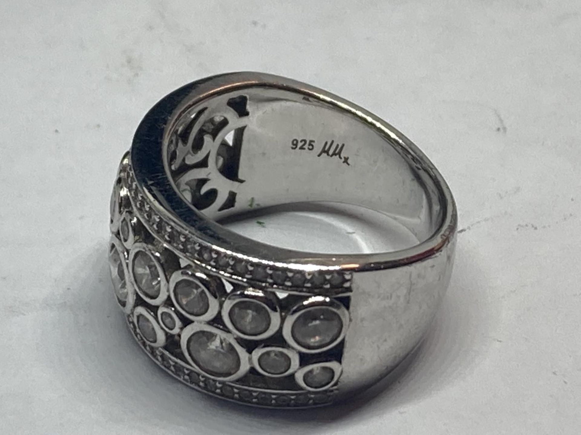 A SILVER DRESS RING IN A PRESENTATION BOX - Image 3 of 4