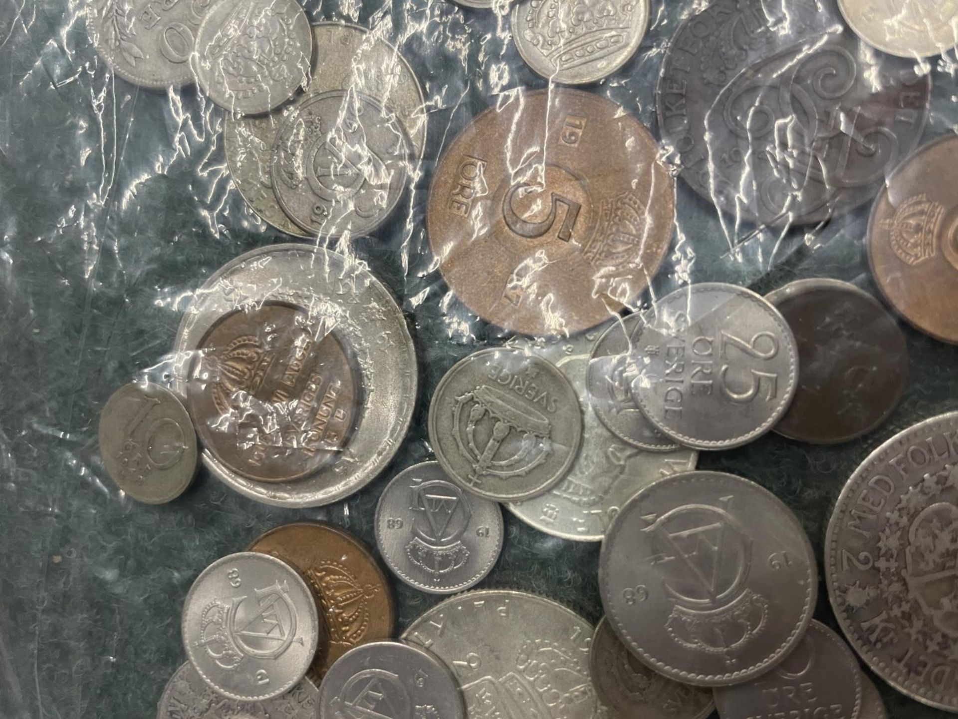A LARGE QUANTITY OF SWEDISH COINS WITH BELIEVED SILVER CONTENT 75 GRAMS - Image 3 of 6