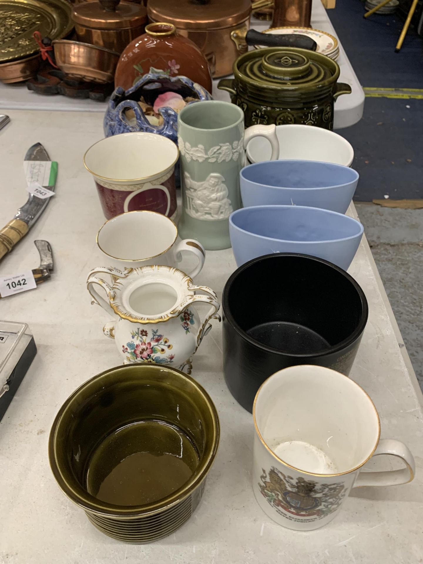 A MIXED LOT OF TO INCLUDE SPODE, PORTMEIRION POTTERY, COALPORT ETC