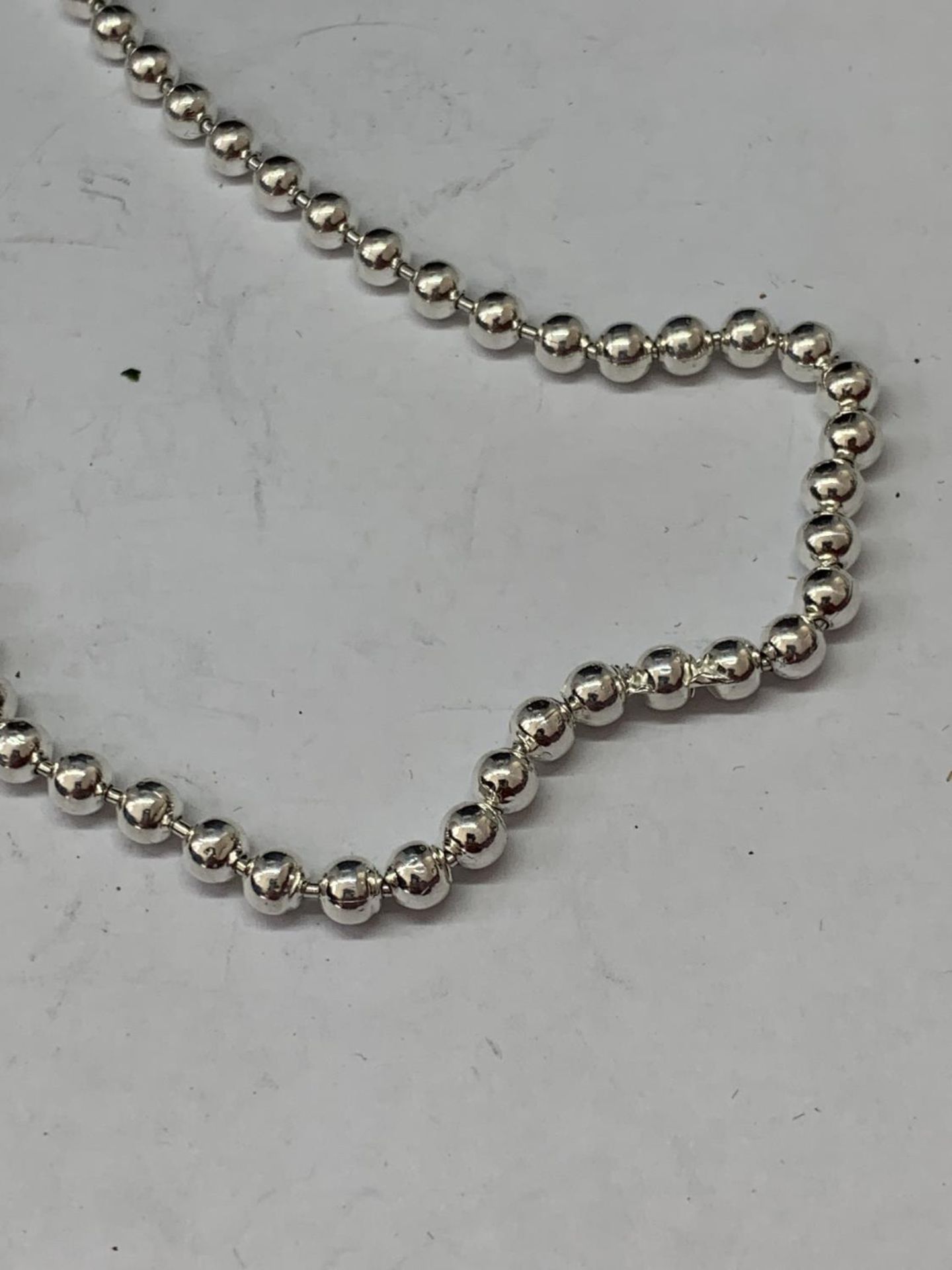 A SILVER T BAR NECKLACE - Image 3 of 3