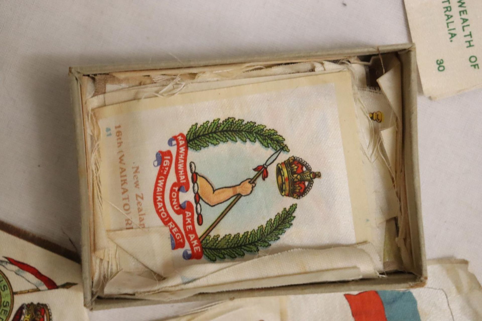 A BOX OF MURATTI CIGARETTES SILK CARDS CIRCA 1914, THE SILKS BEING FLAGS OF THE WORLD - Bild 3 aus 5