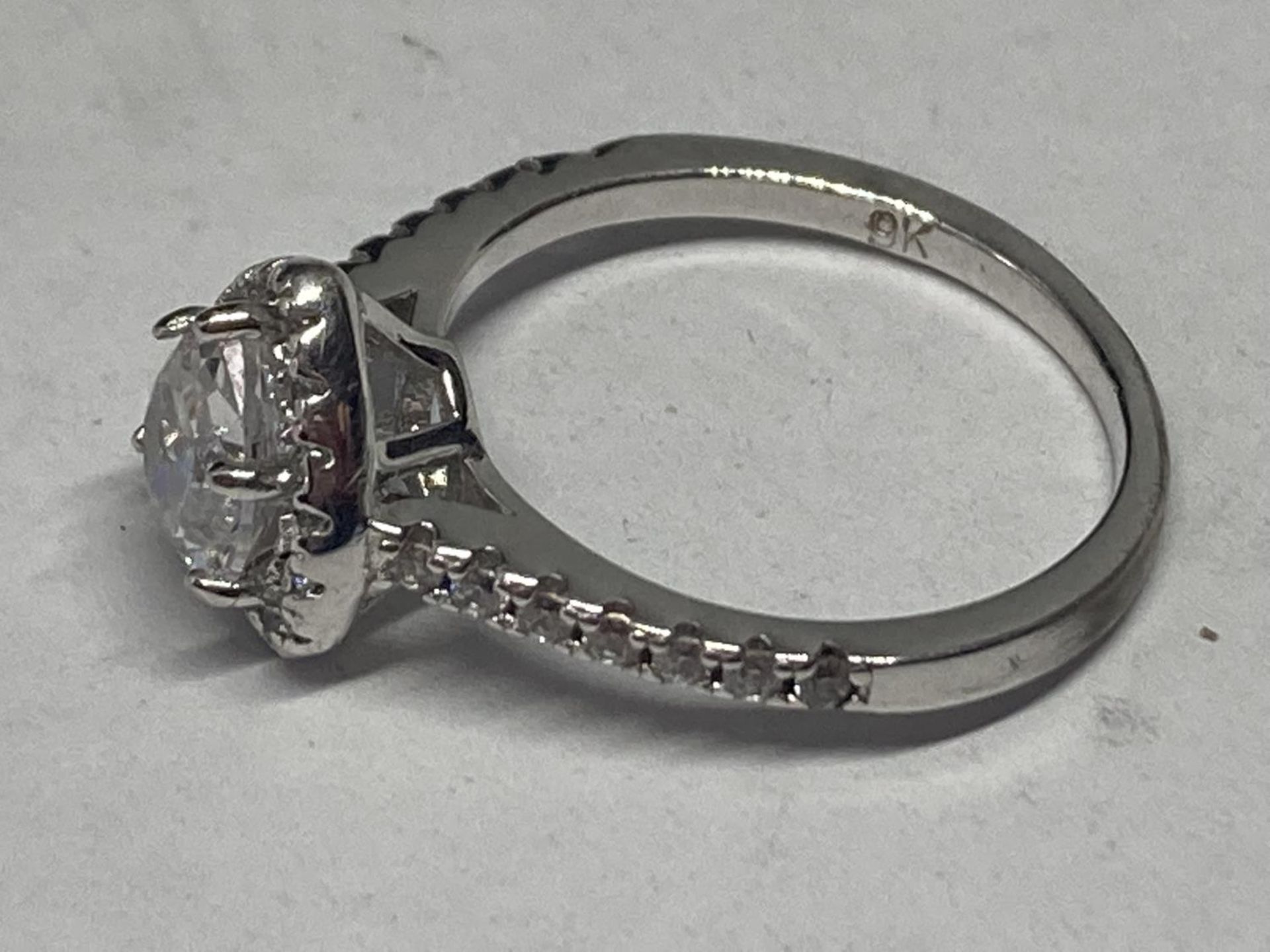 A MARKED 9K RING WITH 1 CARAT OF MOISSANITE IN A HEART DESIGN SIZE L/M GROSS WEIGHT 2.98 GRAMS - Bild 3 aus 4
