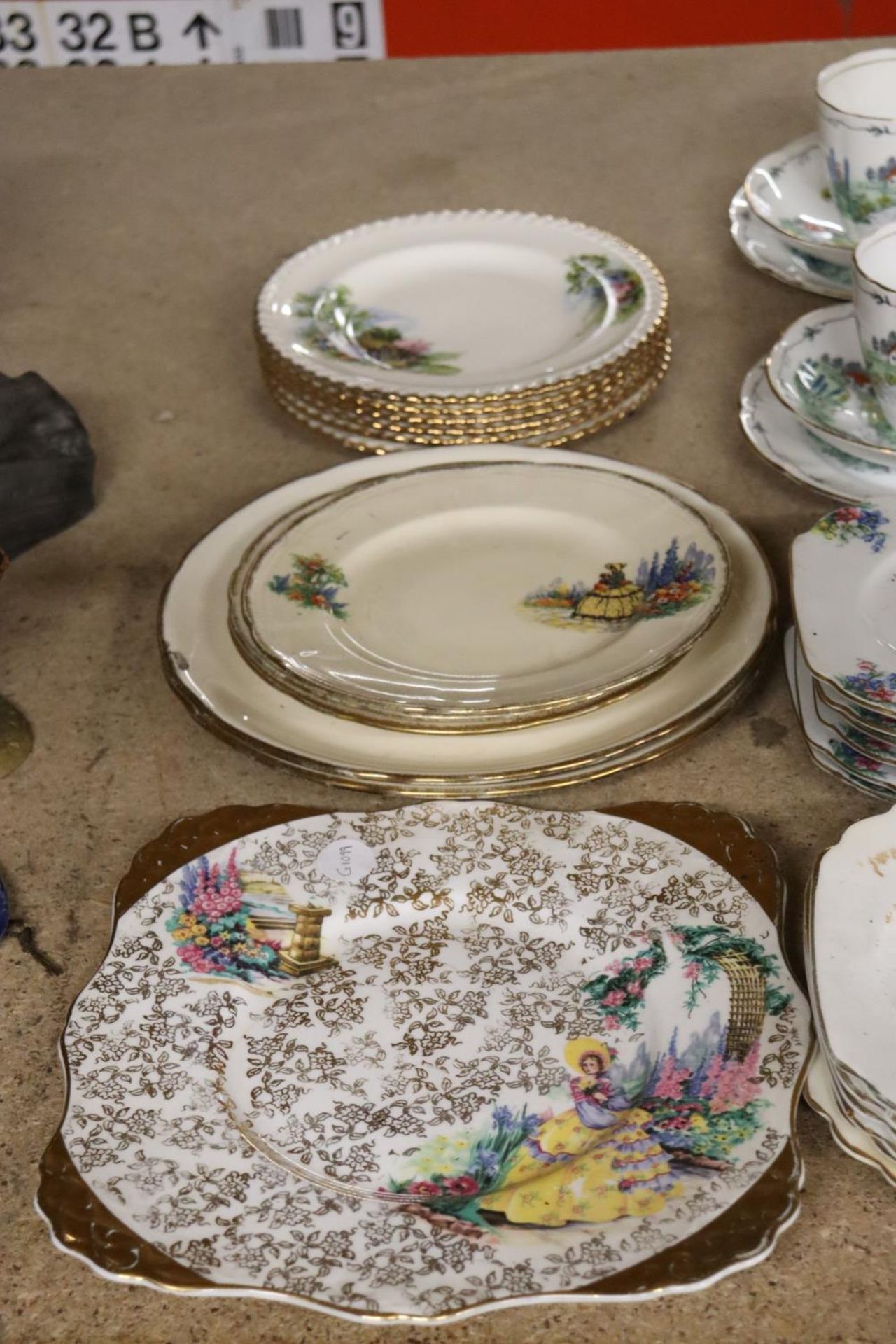 A QUANTITY OF VINTAGE CHINA CUPS, SAUCERS AND PLATES - Image 3 of 4