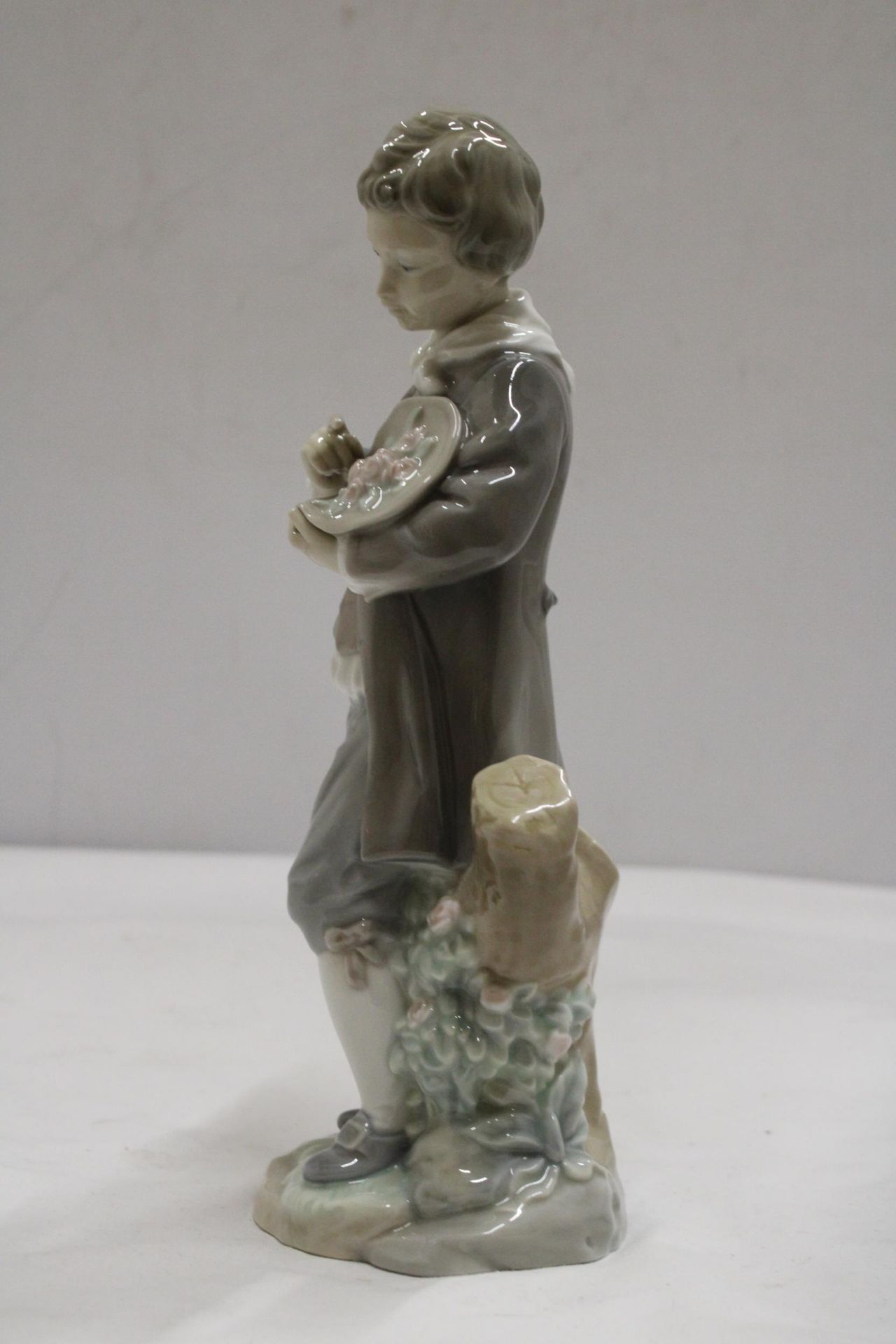 A LLADRO FIGURE OF DONCEL WITH ROSES - Bild 3 aus 6
