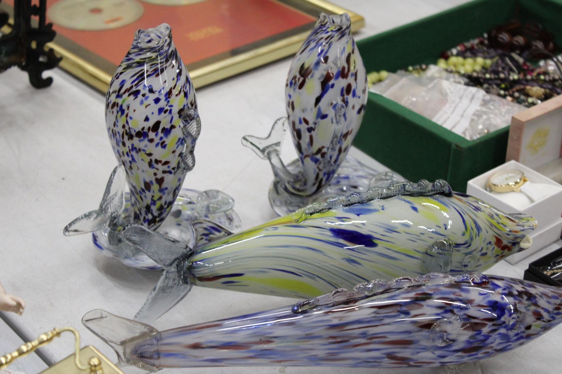 FOUR LARGE MURANO STYLE GLASS FISHES - Image 6 of 6