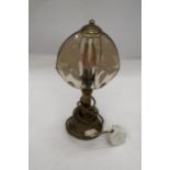 A VINTAGE STYLE, BRASS TABLE LAMP, WITH COLUMN BASE AND A GLASS SHADE, HEIGHT 36CM