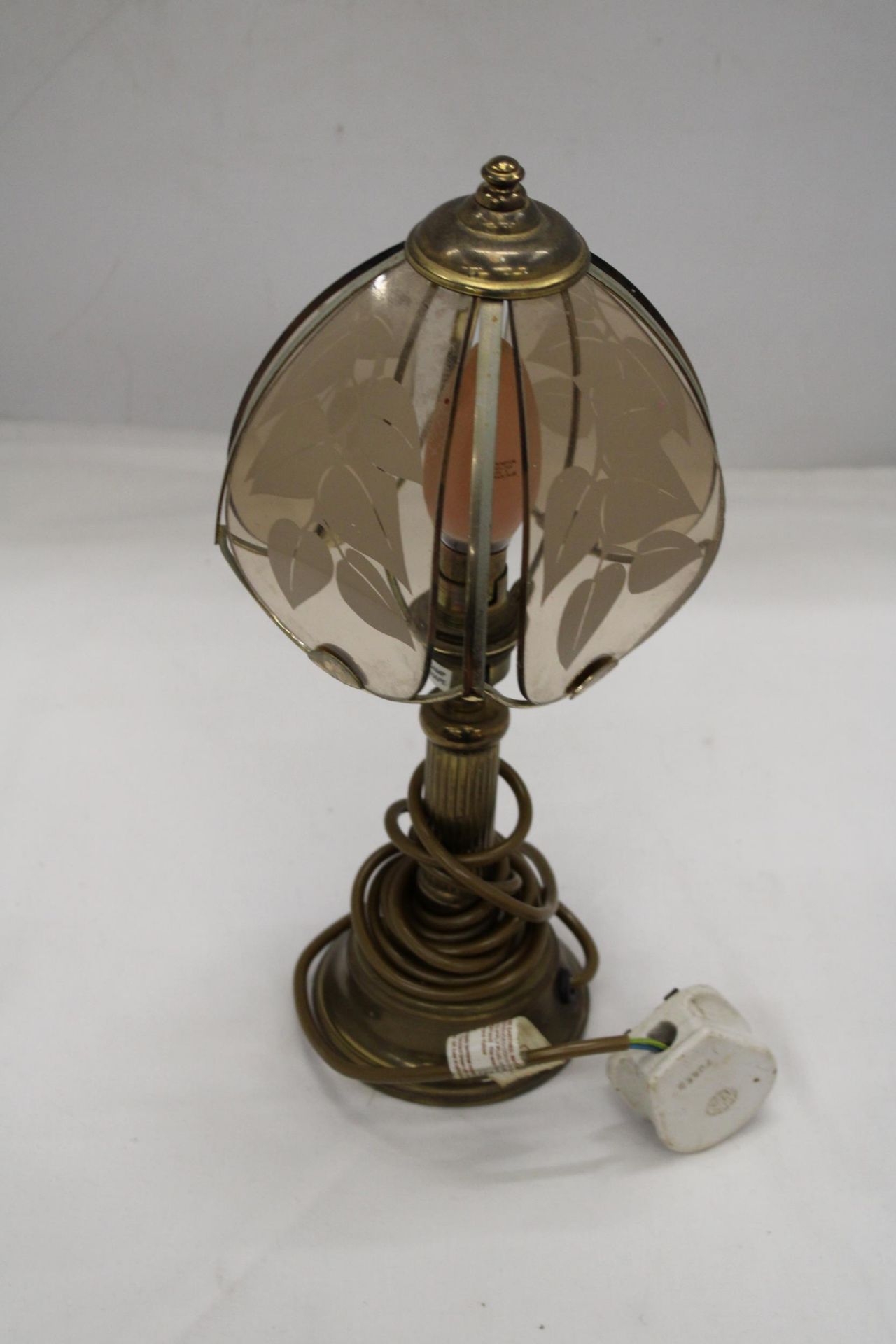A VINTAGE STYLE, BRASS TABLE LAMP, WITH COLUMN BASE AND A GLASS SHADE, HEIGHT 36CM