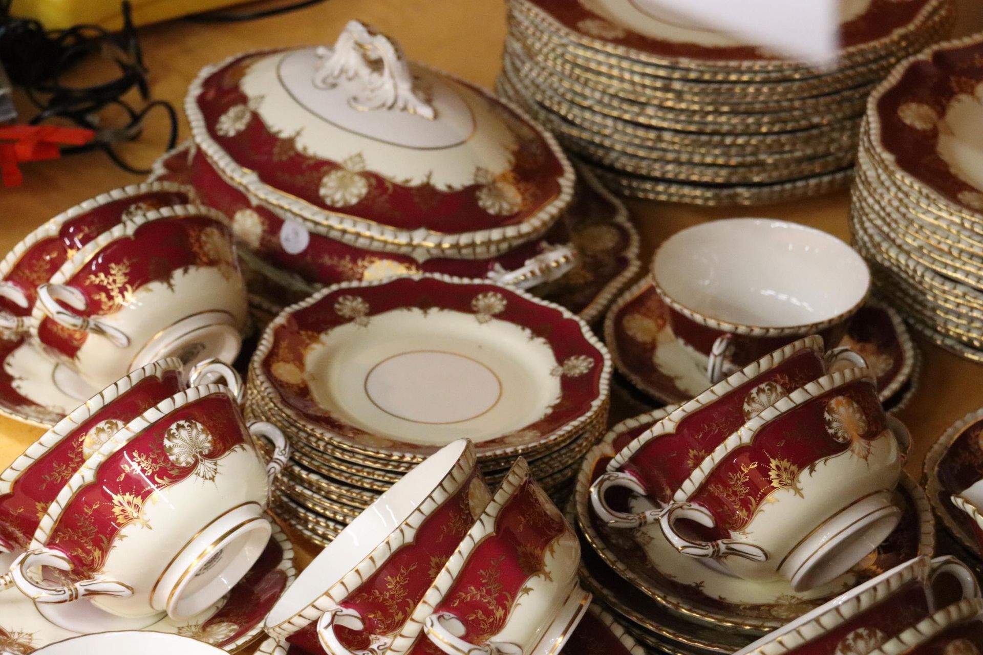 AN EIGHTY EIGHT PIECE ROYAL WORCESTER HATFIELD RED DINNER SERVICE GOLD SHELLS AND LEAVES WITH A - Image 7 of 7