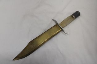 A BOWIE KNIFE, LENGTH 39CM