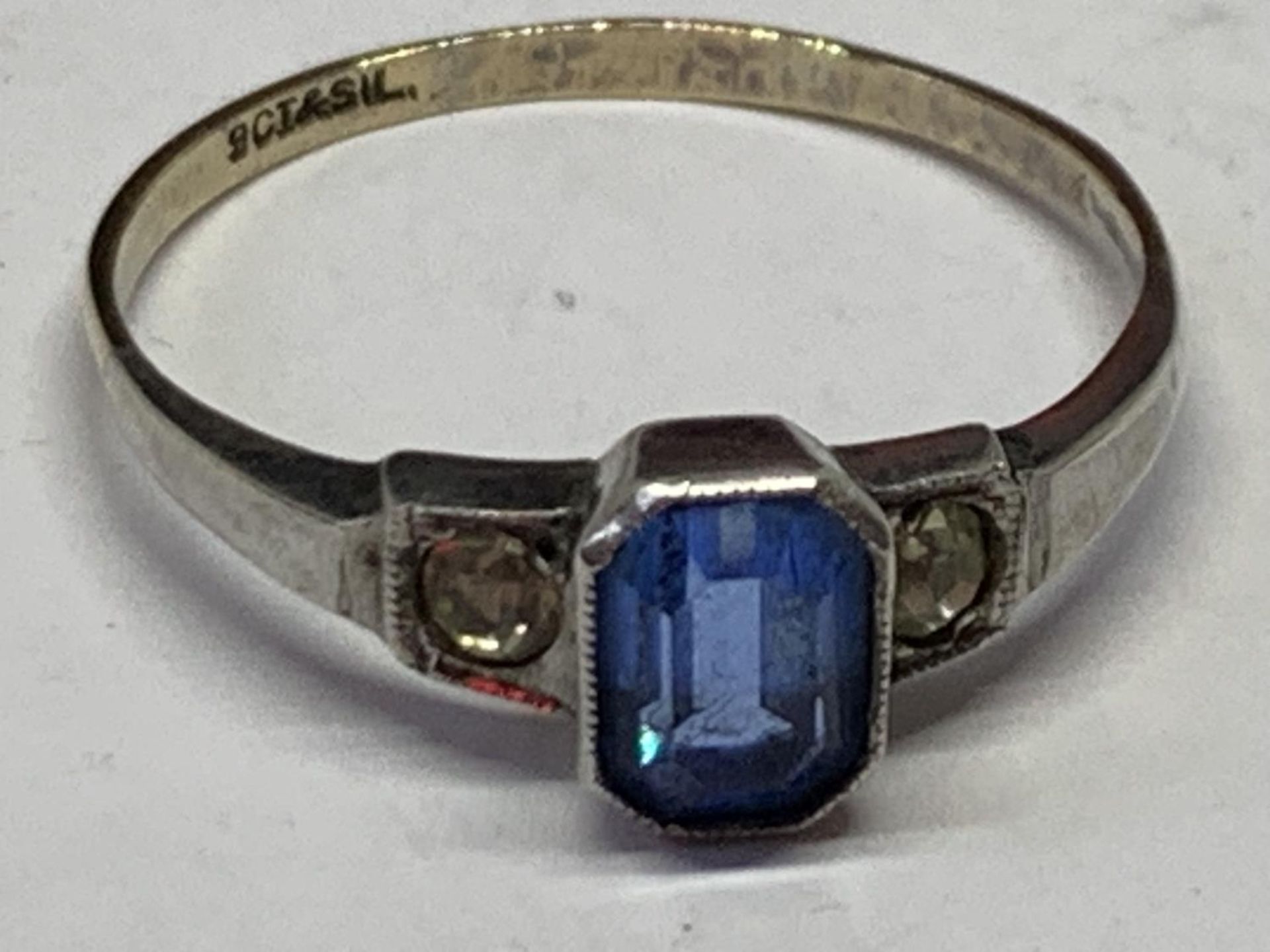 9CT GOLD ON SILVER BLUE STONE RING - Image 2 of 3