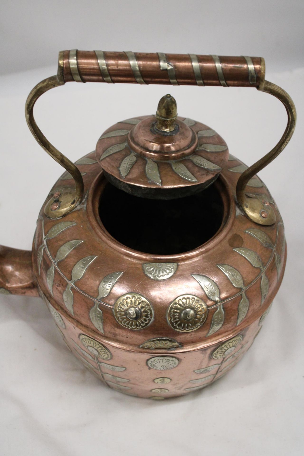 A 1900'S VICTORIAN COPPER KETTLE WITH BRASS FLORAL DETAIL - Image 5 of 5