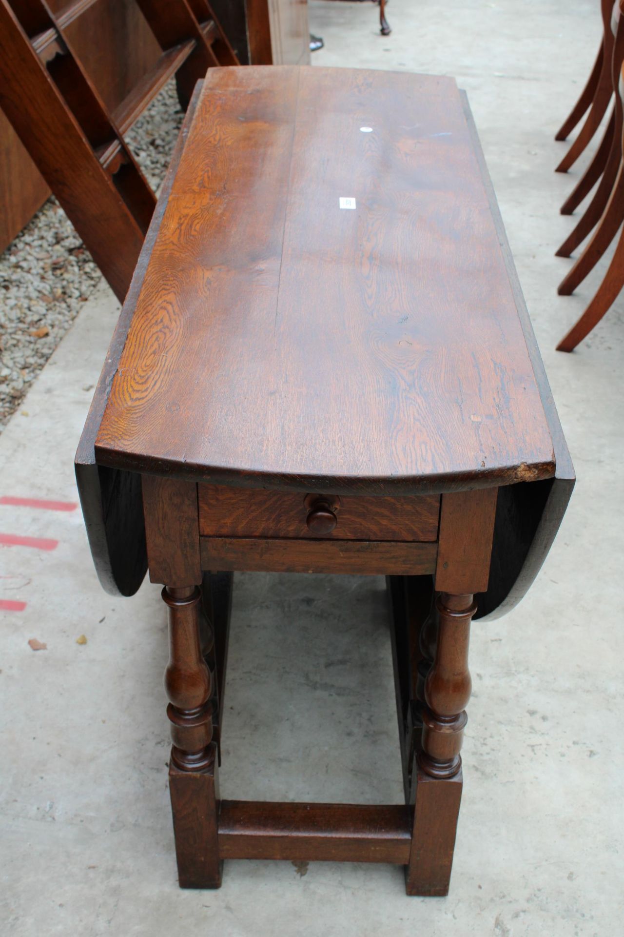 AN OAK GEORGE III OVAL GATE LEG DINING TABLE WITH TWO DRAWERS ON TURNED LEGS 59" X 53" OPENED - Bild 6 aus 6