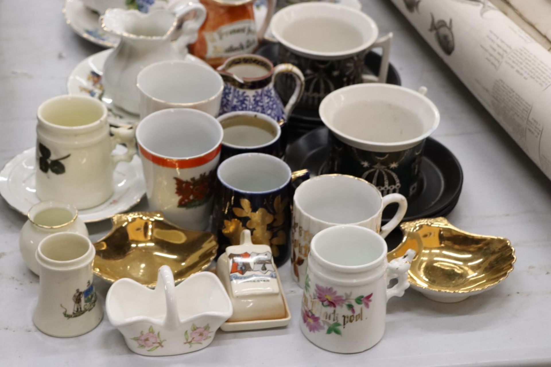 A QUANTITY OF CHINA TO INCLUDE PORTMERION "MAGIC CITY" CUPS AND SAUCERS, REGENCY PART TEASET, - Bild 4 aus 6