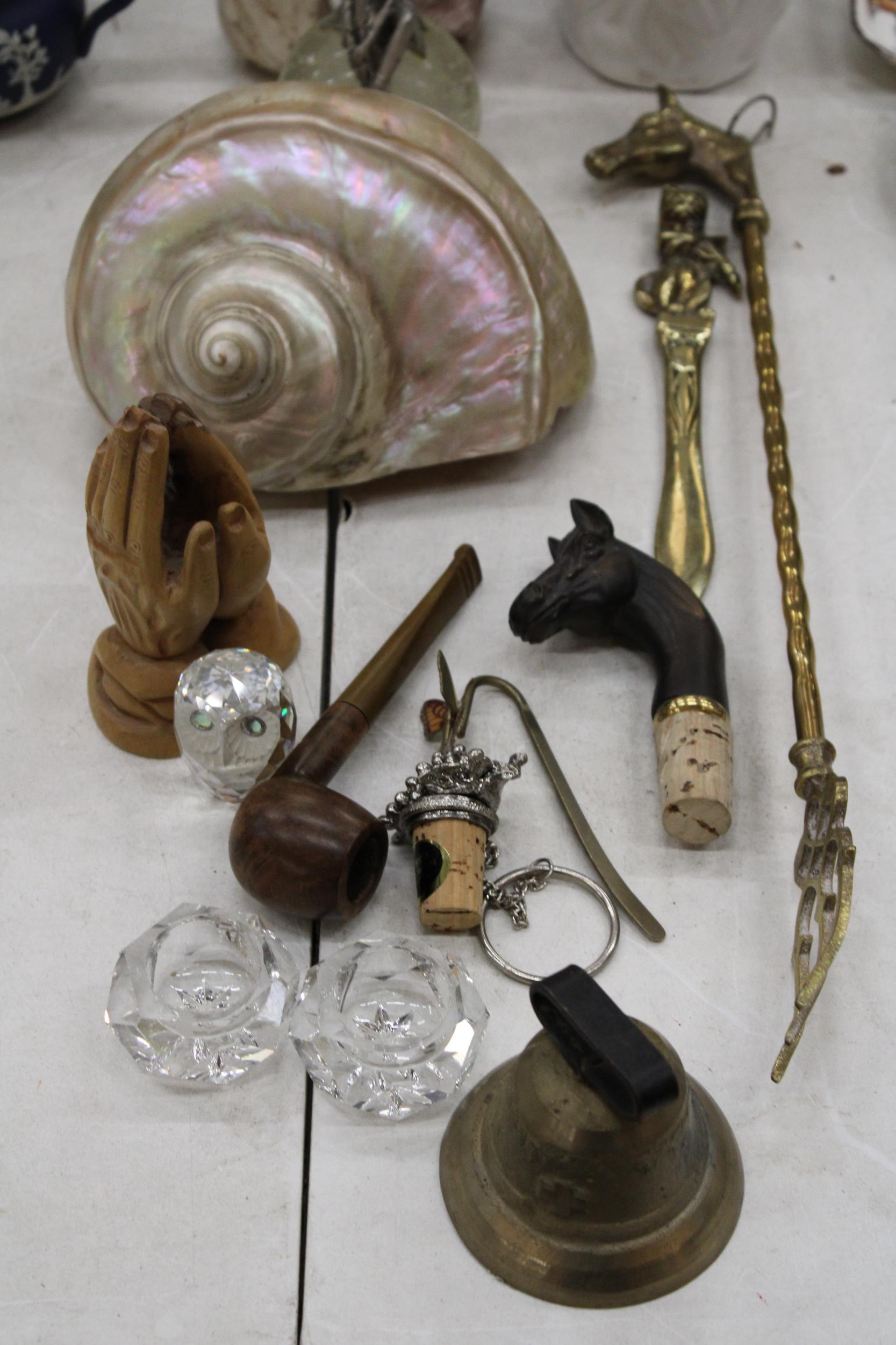 A MIXED LOT TO INCLUDE A LARGE IRIDESCENT SHELL, PRAYING HANDS, BRASSWARE, BOTTLE STOPPERS, FIGURES, - Image 2 of 5