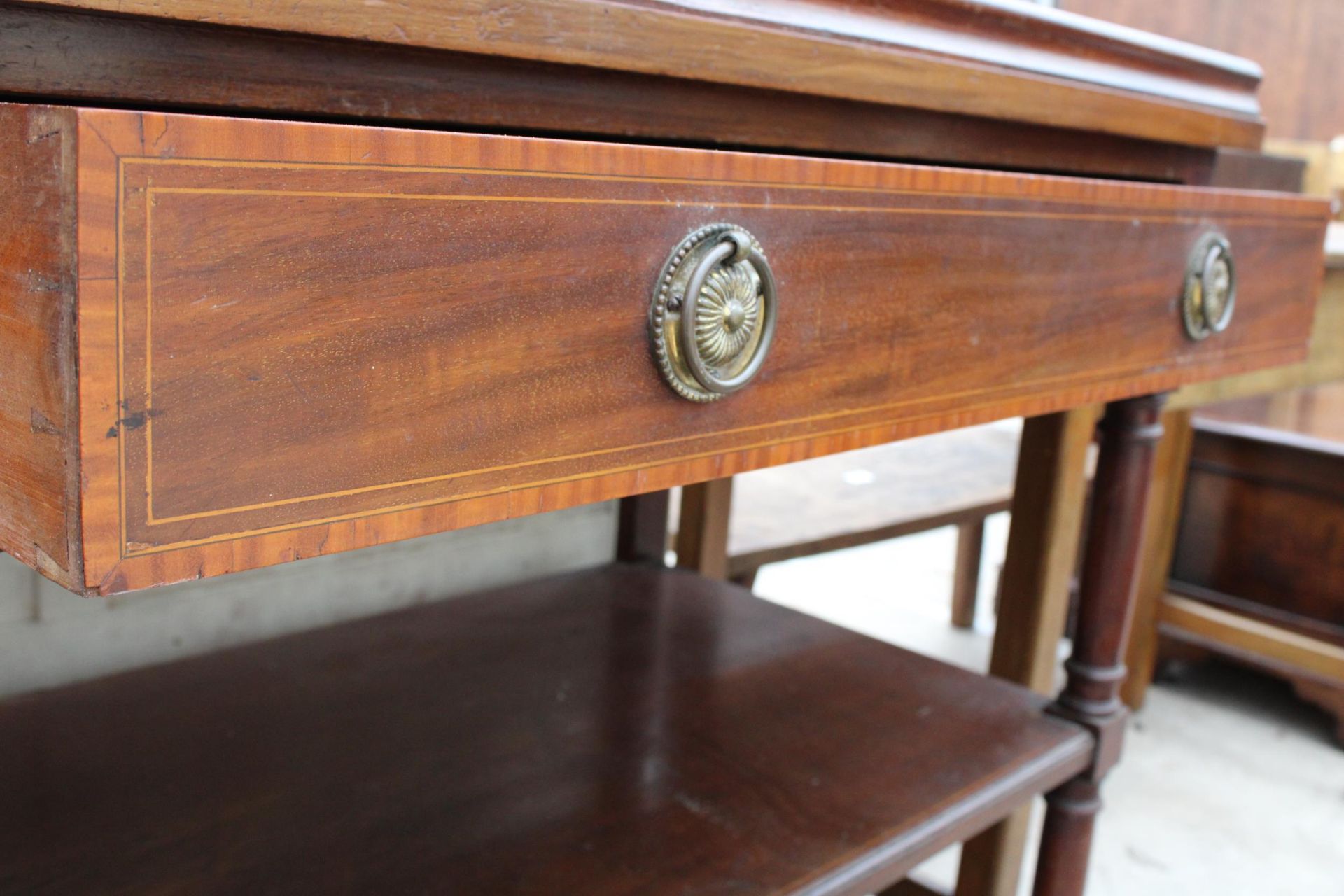 AN EDWARDIAN MAHOGANY INLAID AND CROSSBANDED THREE TIER TROLLEY WITH SINGLE DRAWER - Image 3 of 4