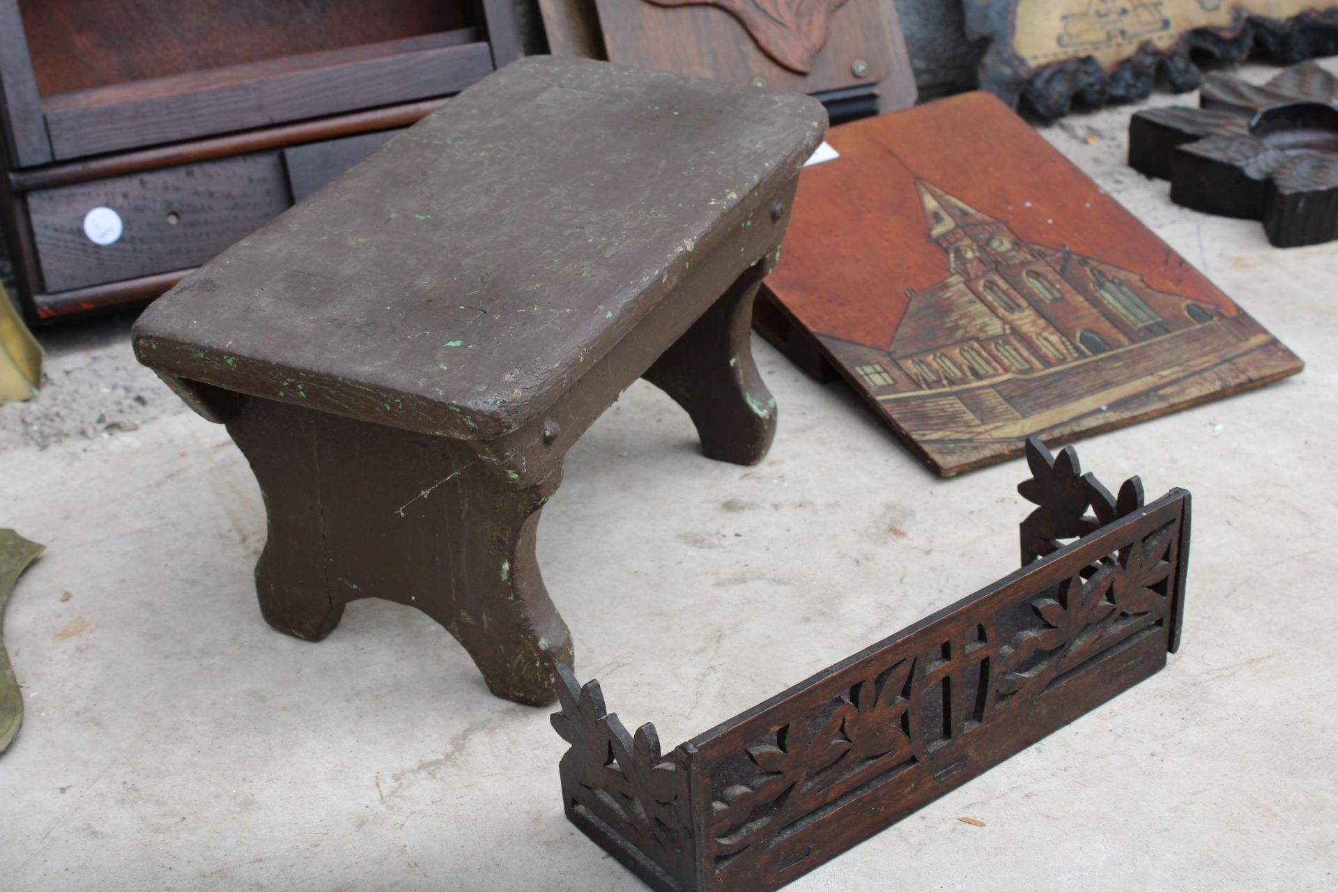 AN ASSORTMENT OF TREEN ITEMS TO INCLUDE A SMALL STOOL, A DISPLAY UNIT AND TWO MAGAZINE RACKS ETC - Image 4 of 4