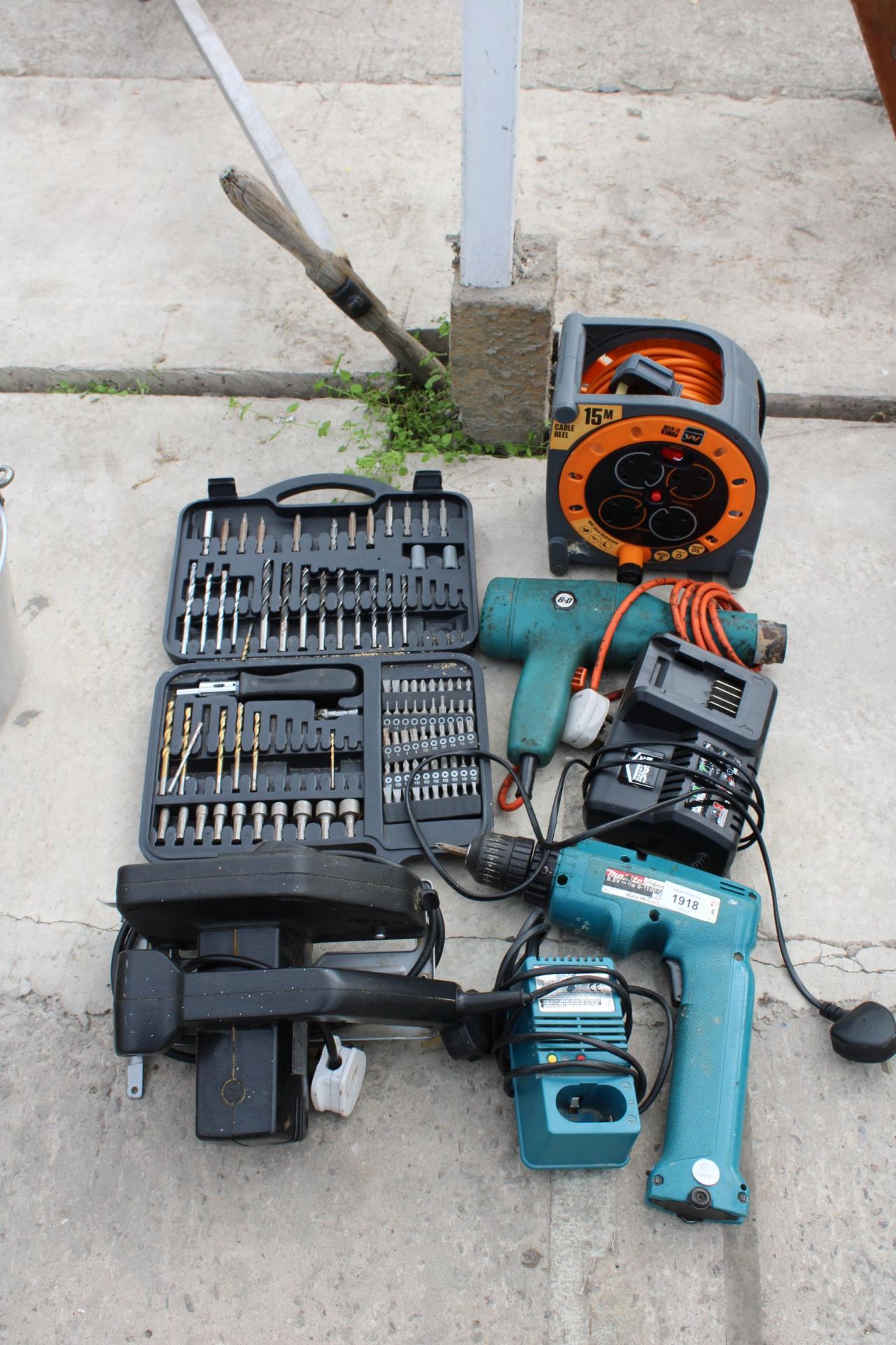 AN ASSORTMENT OF TOOLS TO INCLUDE A MAKITA DRILL, A RIP SAW AND A DRILL BIT SET ETC