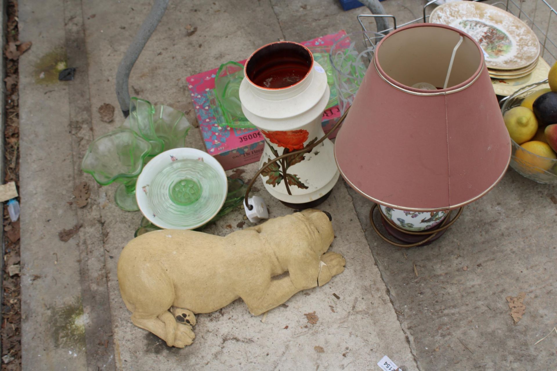 AN ASSORTMENT OF ITEMS TO INCLUDE A LAMP, GLASS DRESSING TABLE ITEMS AND CERAMIC PLATES ETC - Image 2 of 5