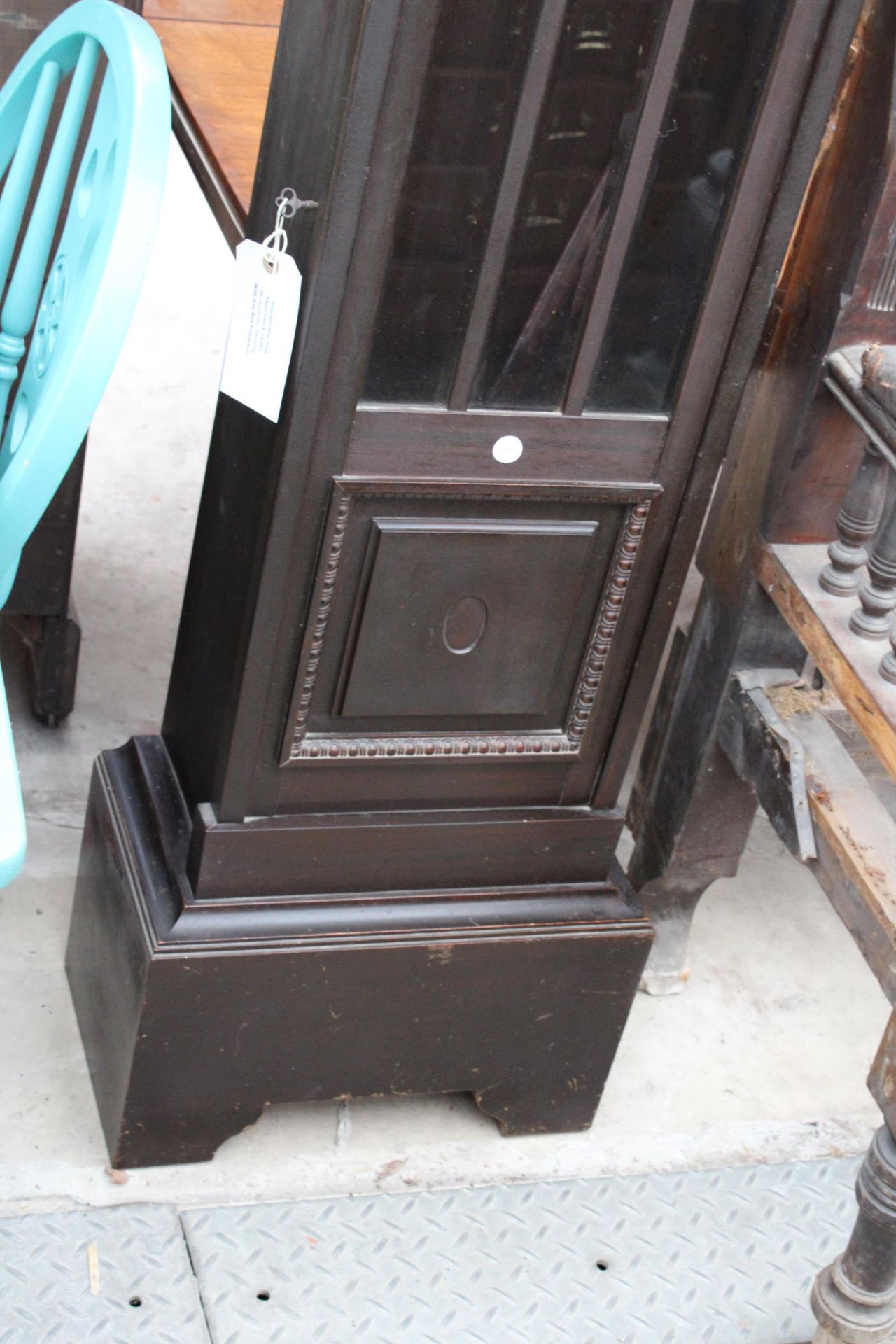 AN EARLY 20TH CENTURY HALL CLOCK WITH WESTMINSTER CHIME, KEYS AND PENDULUM - Image 3 of 4