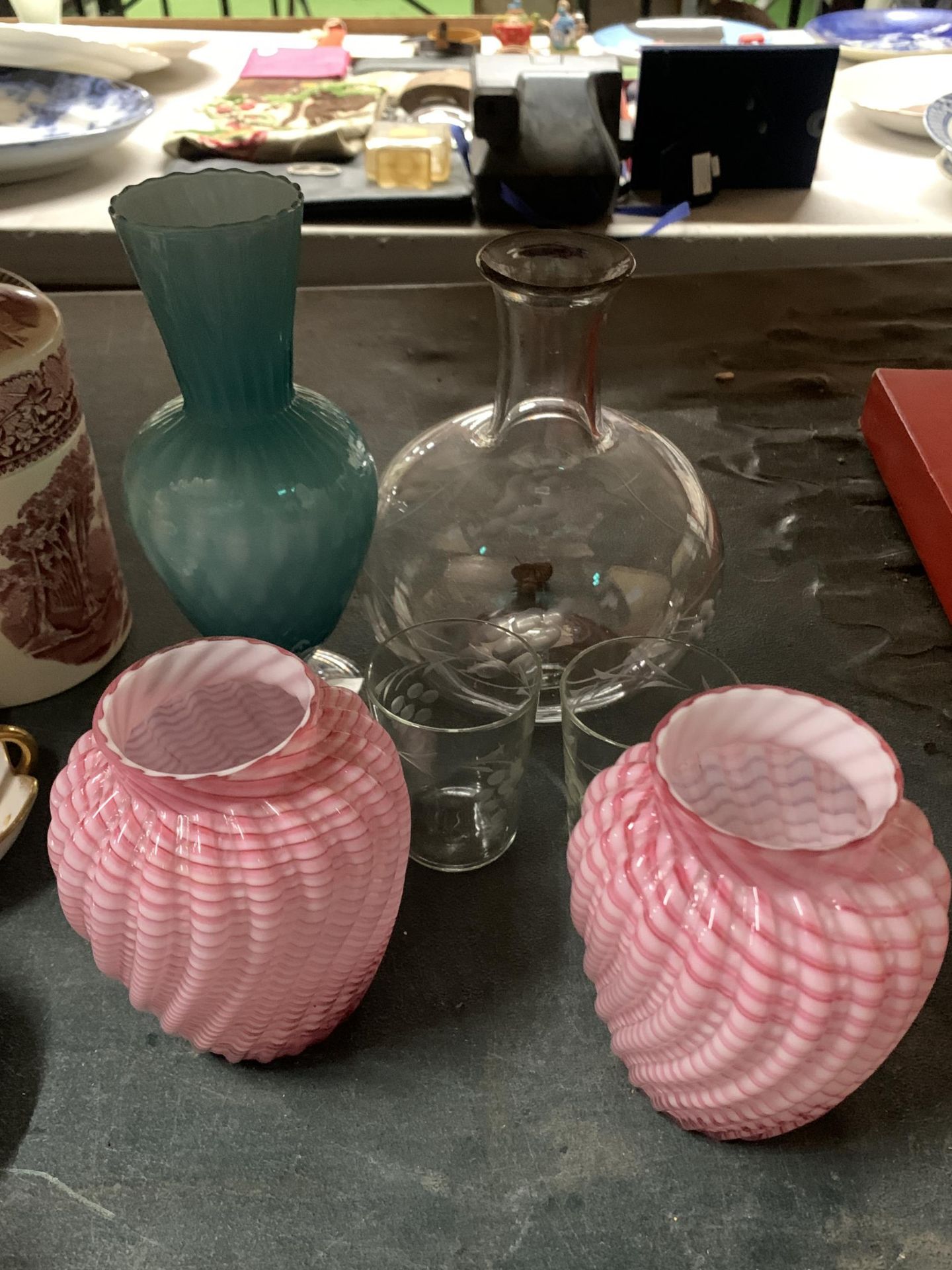 A SMALL MIXED LOT OF GLASSWARE TO INCLUDE TWO PINK GLASS VASES ETC