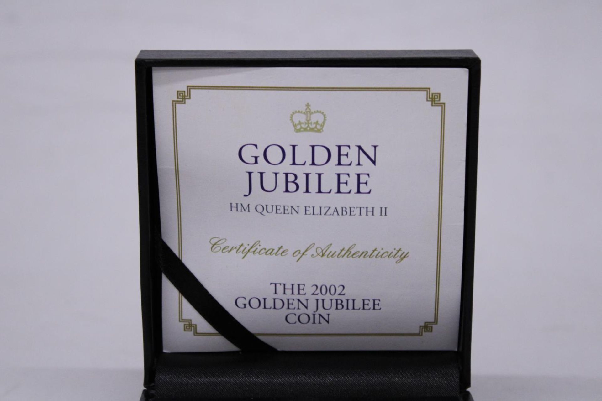 A GOLDEN JUBILEE HM QUEEN ELIZABETH 2002 50P COIN IN PRESENTATION BOX WITH CERTIFICATE OF - Bild 4 aus 4